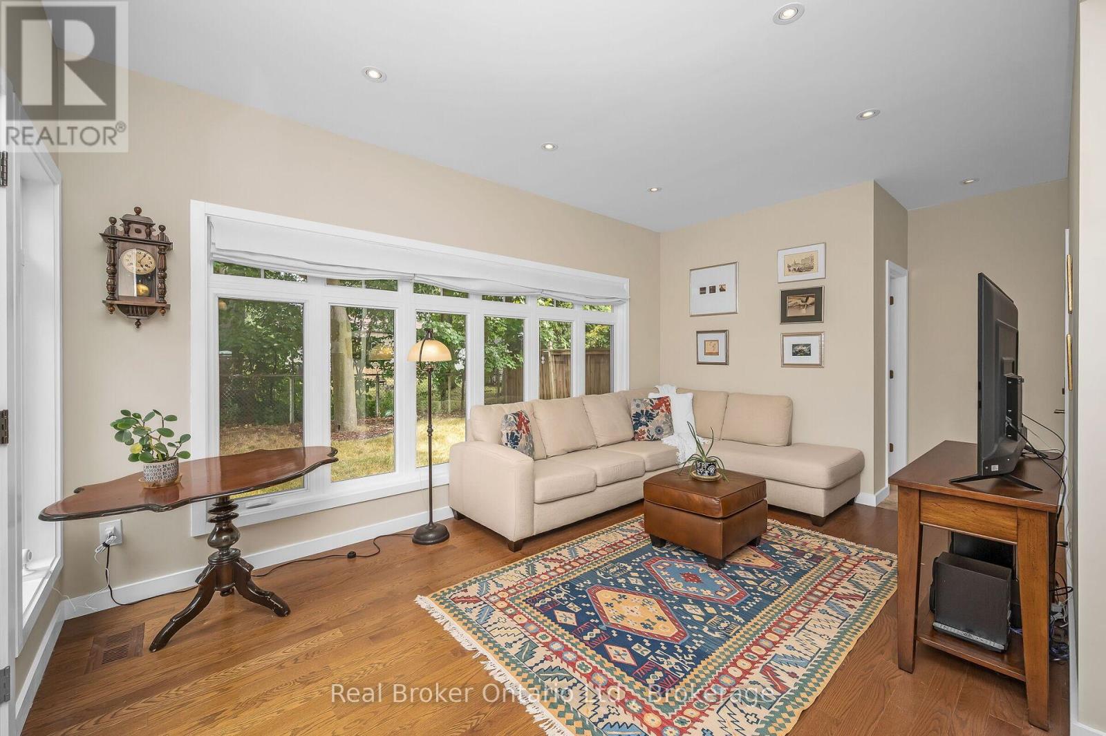 285 Surrey Drive, Oakville, Ontario  L6L 3T6 - Photo 15 - W12975370