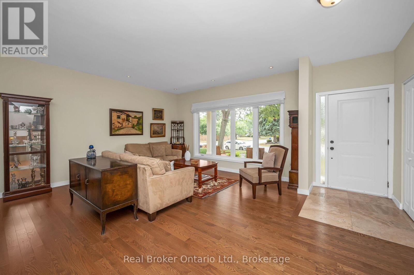 285 Surrey Drive, Oakville, Ontario  L6L 3T6 - Photo 6 - W12975370