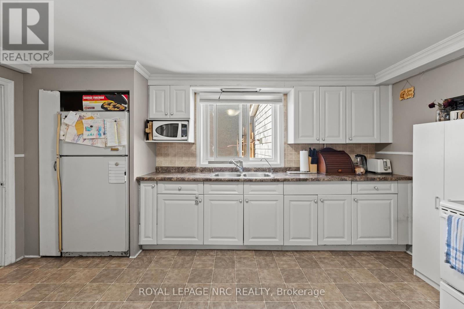 42 Leeper Street, St. Catharines, Ontario  L2S 2N2 - Photo 9 - X12975544