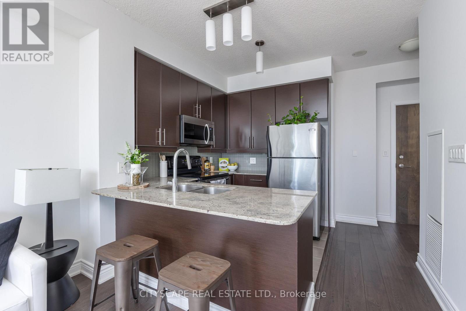 1901 - 18 Harbour Street, Toronto, Ontario  M5J 2Z6 - Photo 10 - C12975424