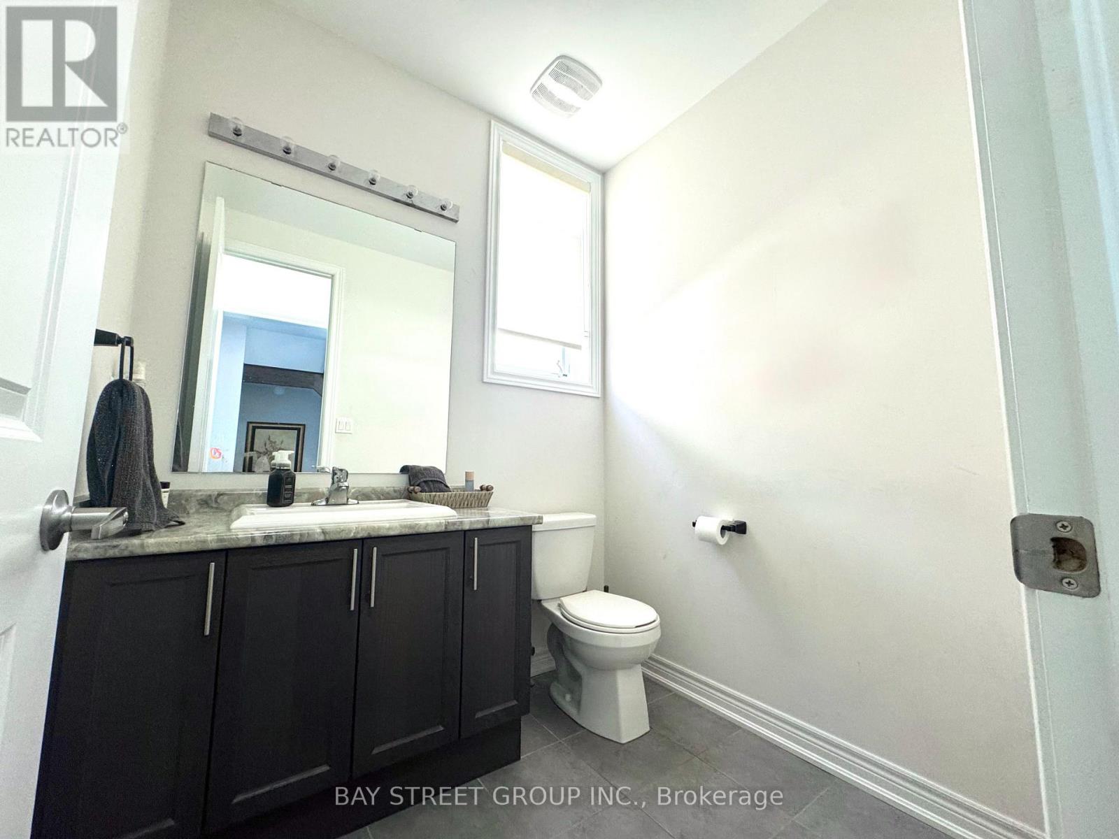 Upper Two Beds + One Bath - 1003 Green Street, Innisfil, Ontario  L0L 1W0 - Photo 13 - N12975566