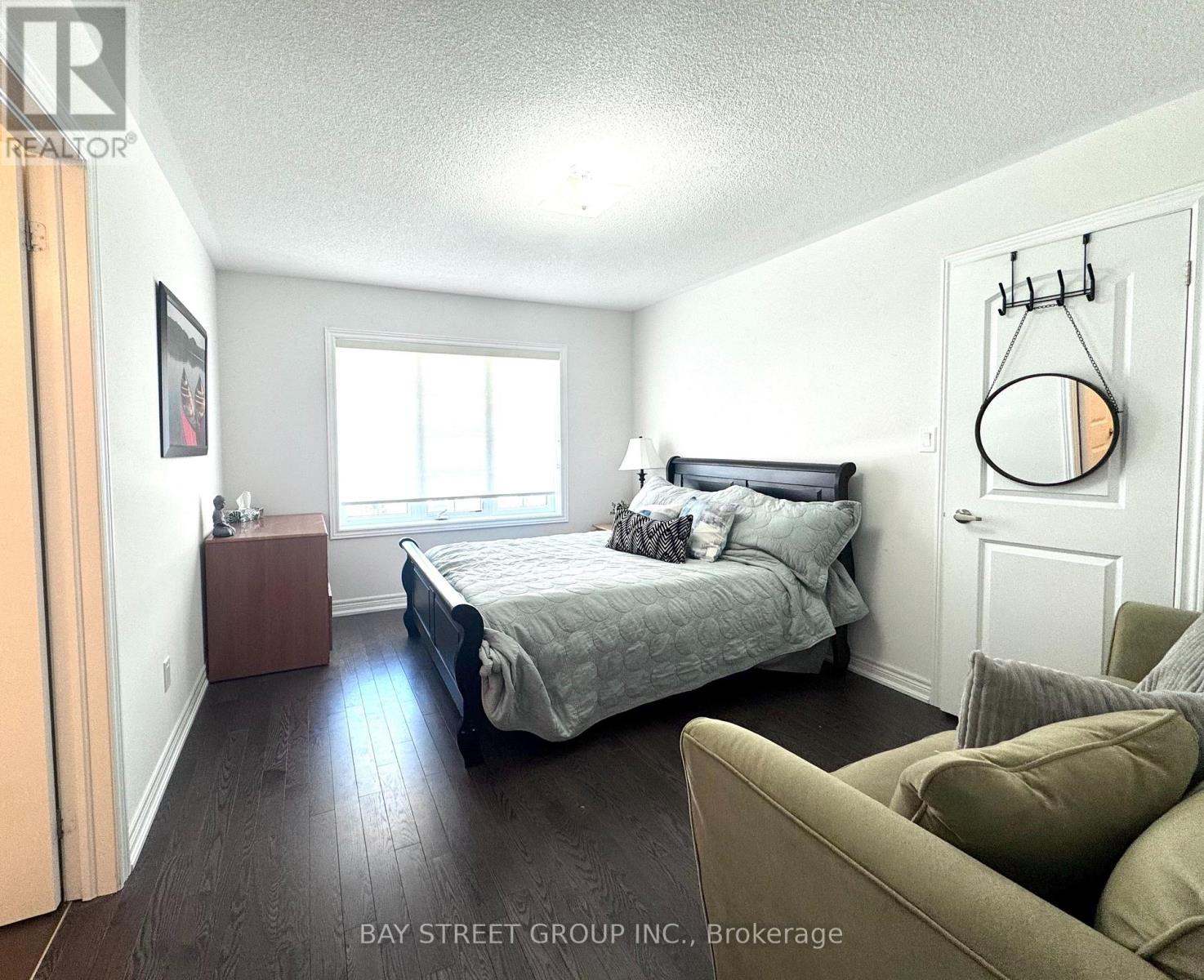 Upper Two Beds + One Bath - 1003 Green Street, Innisfil, Ontario  L0L 1W0 - Photo 4 - N12975566