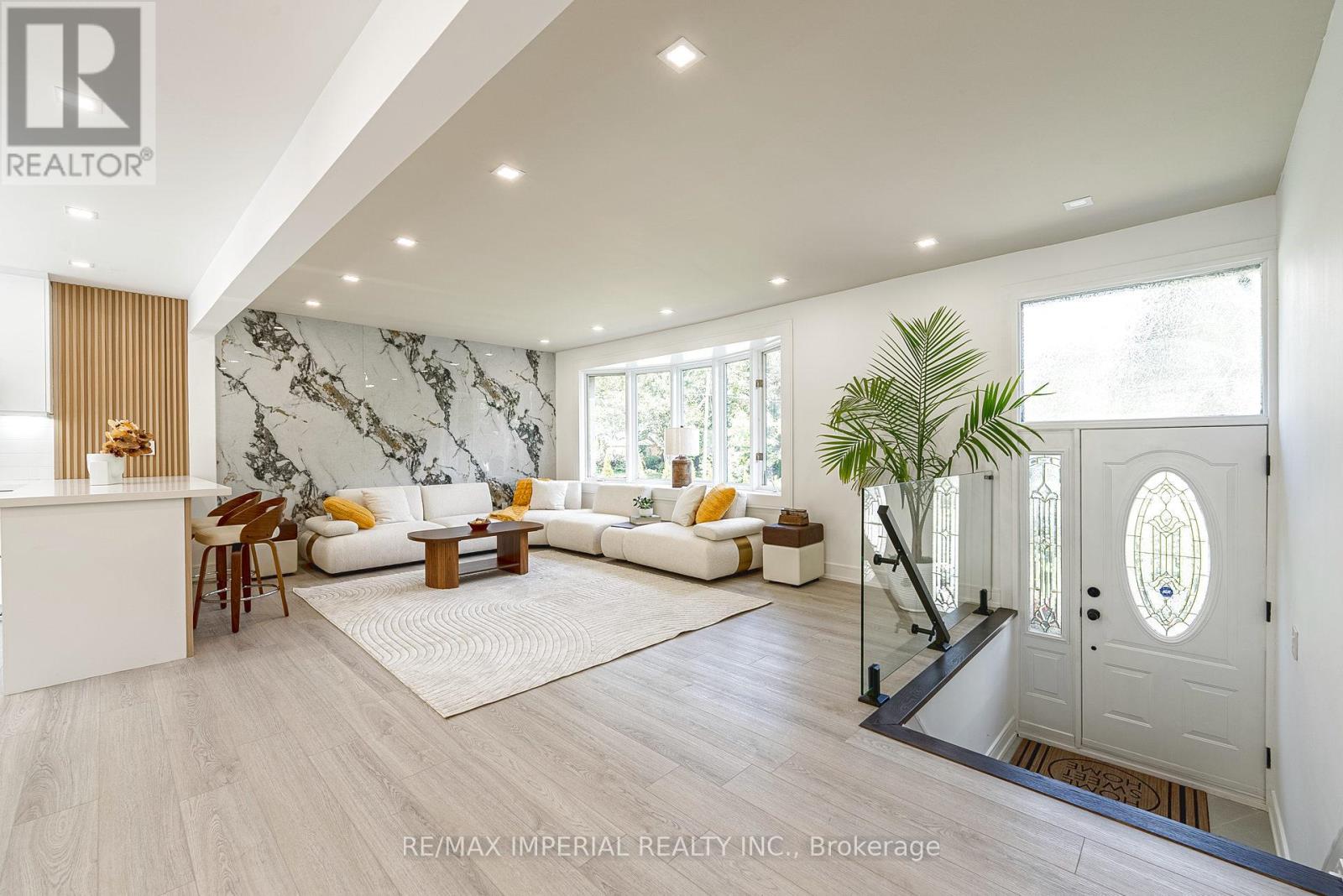 206 Richard Avenue, Newmarket, Ontario  L3Y 4P7 - Photo 12 - N12975580