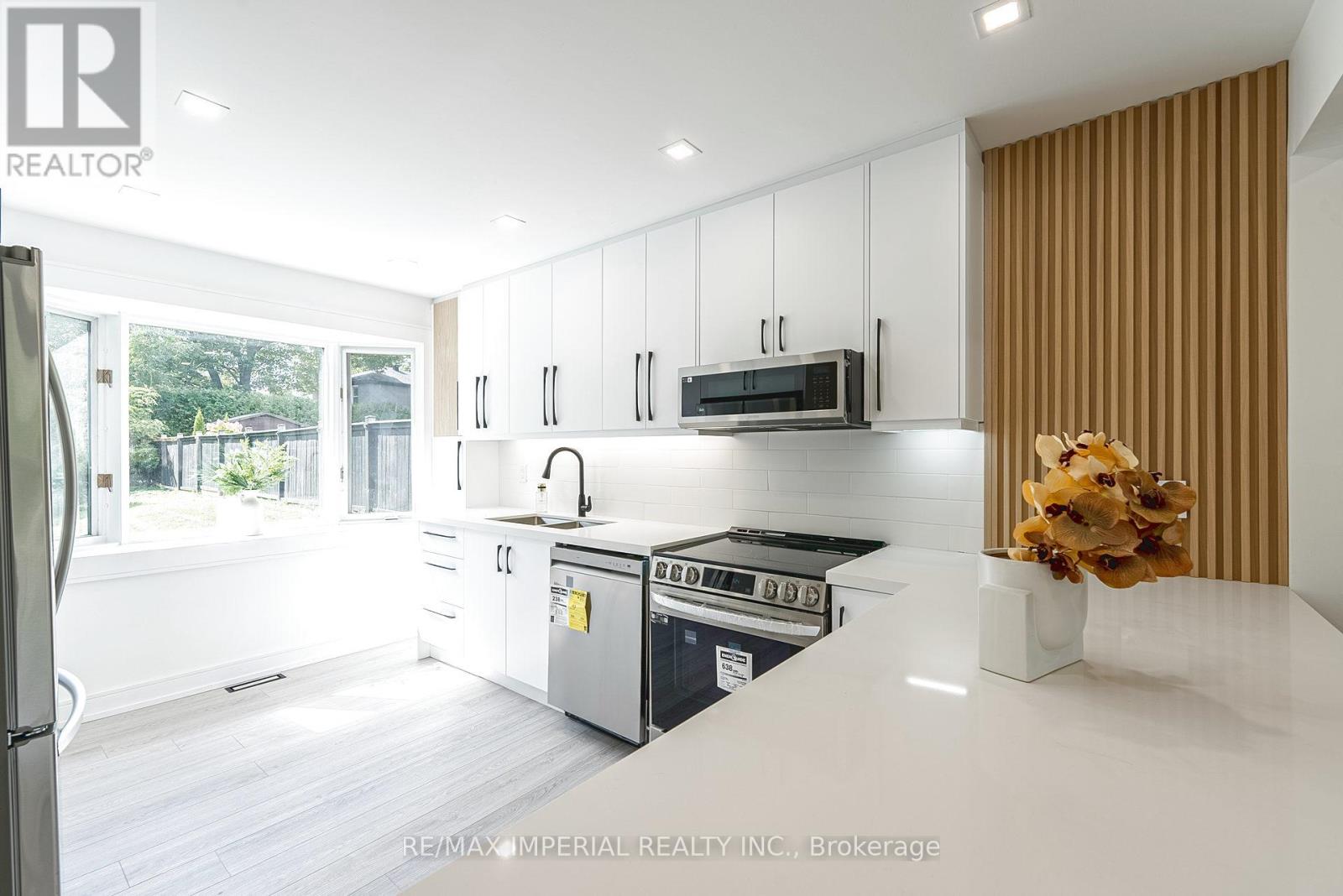 206 Richard Avenue, Newmarket, Ontario  L3Y 4P7 - Photo 15 - N12975580