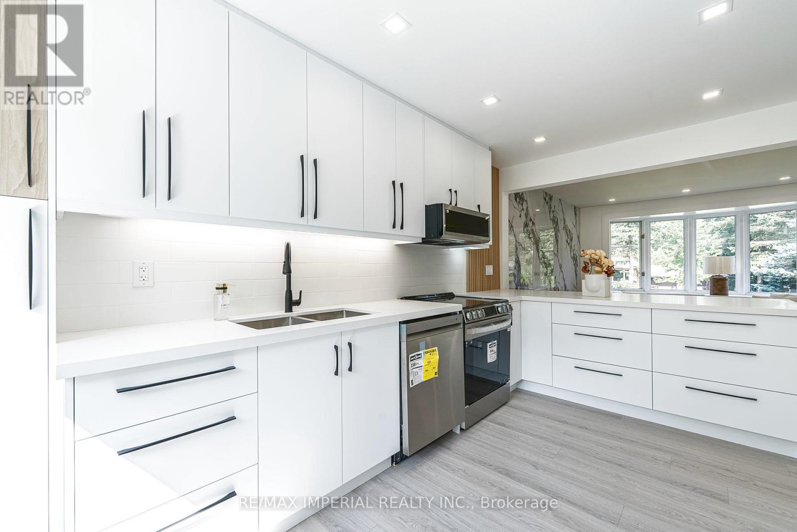 206 Richard Avenue, Newmarket, Ontario  L3Y 4P7 - Photo 16 - N12975580