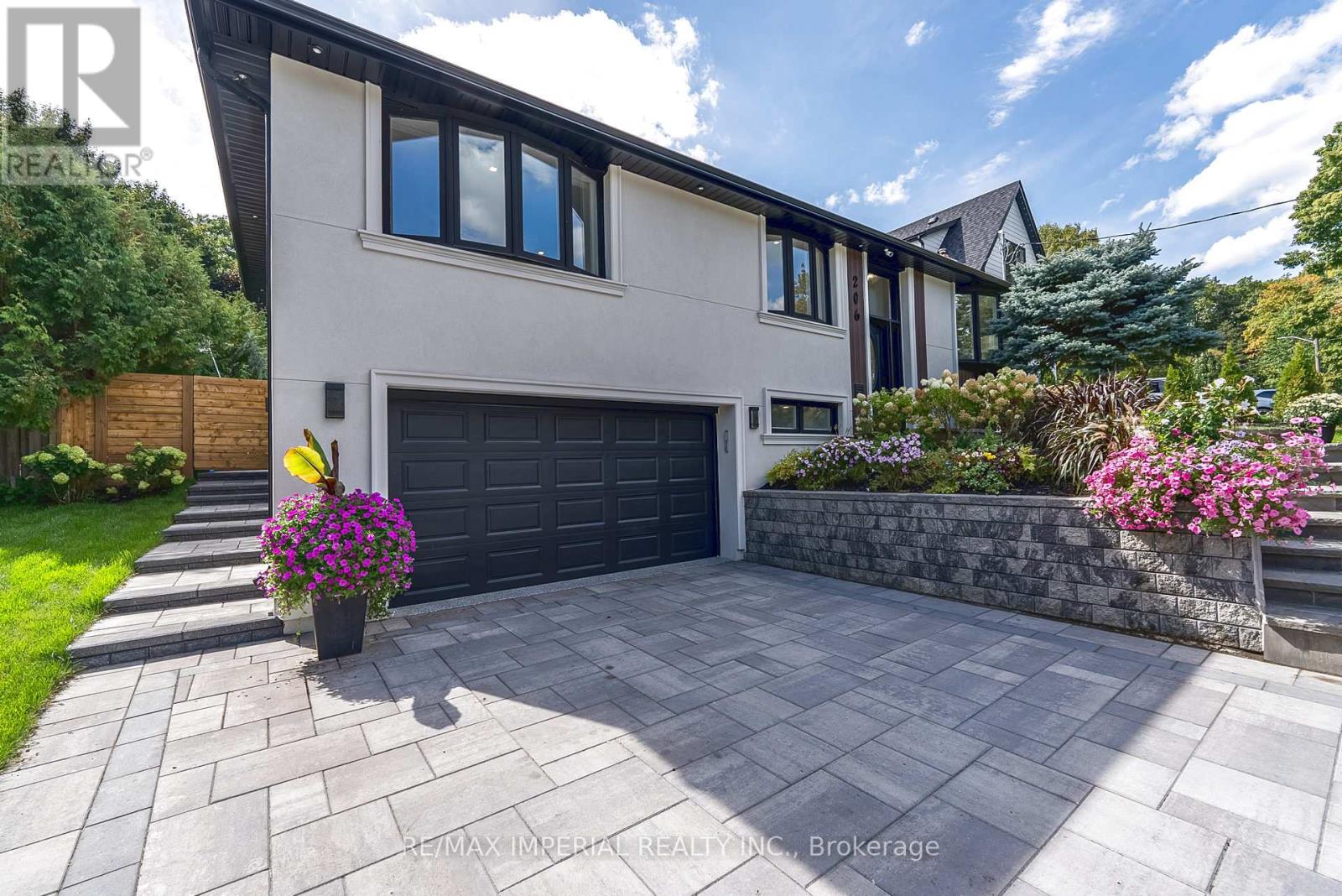 206 Richard Avenue, Newmarket, Ontario  L3Y 4P7 - Photo 4 - N12975580