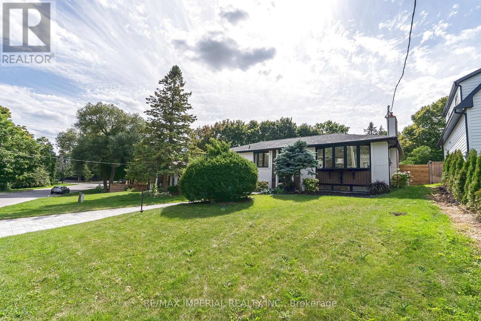 206 Richard Avenue, Newmarket, Ontario  L3Y 4P7 - Photo 5 - N12975580