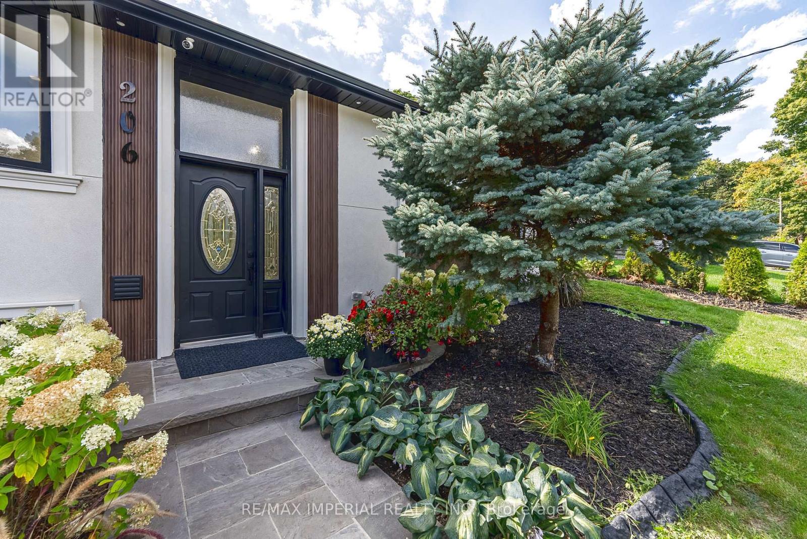 206 Richard Avenue, Newmarket, Ontario  L3Y 4P7 - Photo 8 - N12975580