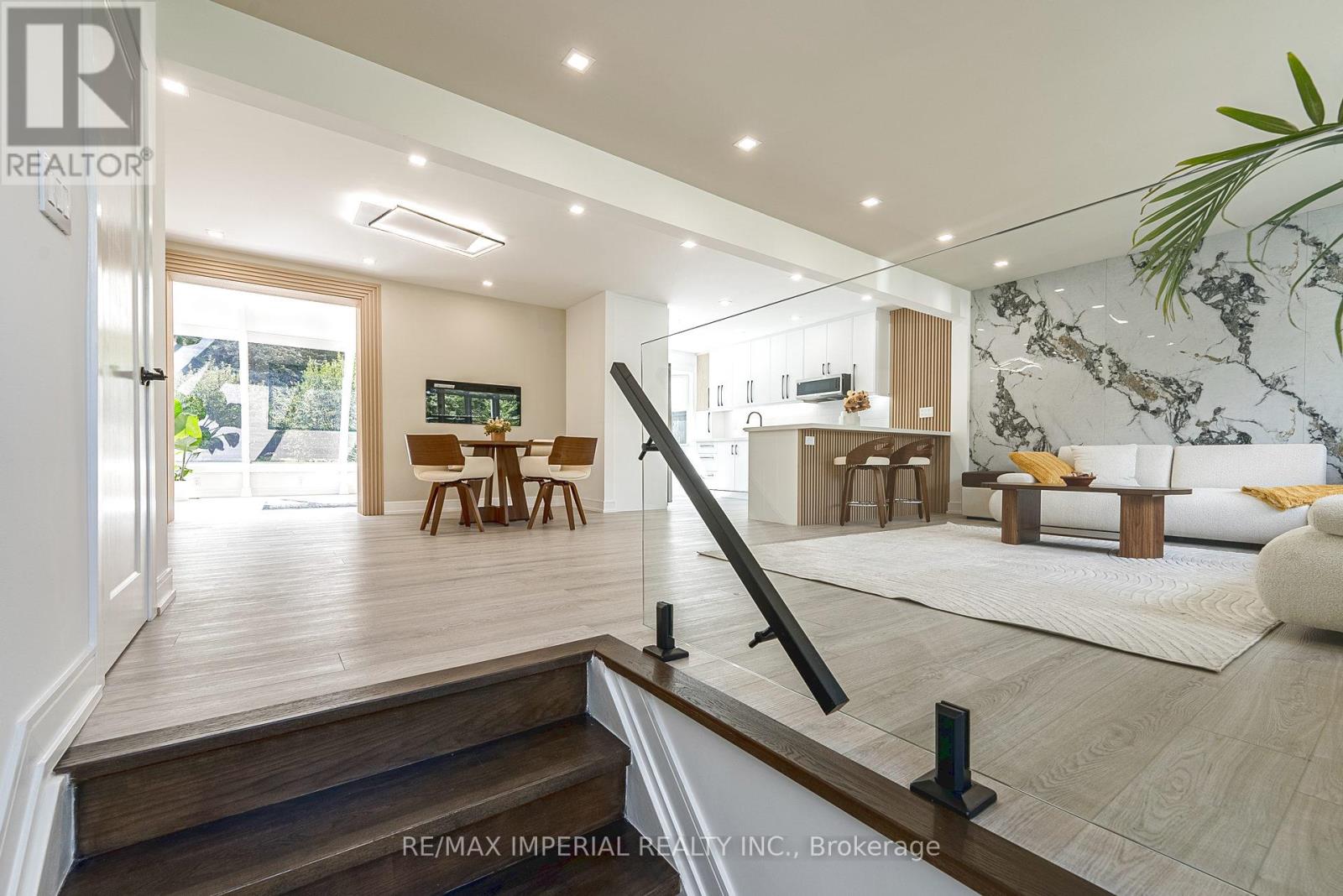 206 Richard Avenue, Newmarket, Ontario  L3Y 4P7 - Photo 9 - N12975580