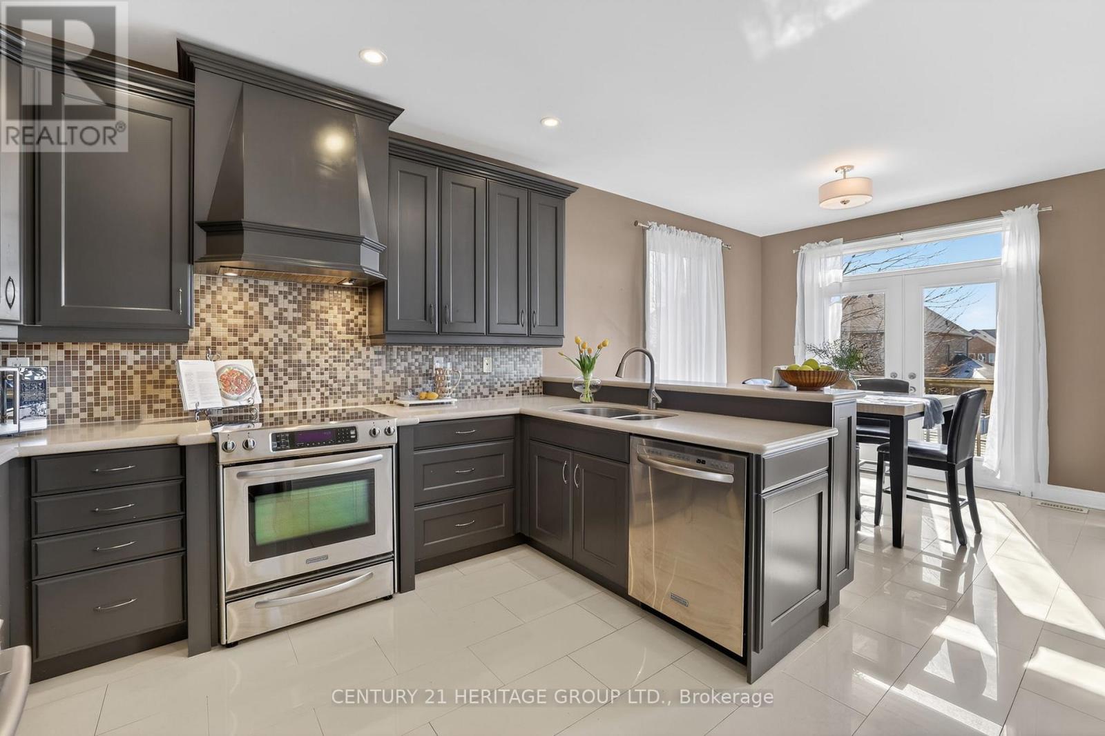 18 West Park Avenue, Bradford West Gwillimbury (Bradford), Ontario  L3Z 0A8 - Photo 9 - N12975582