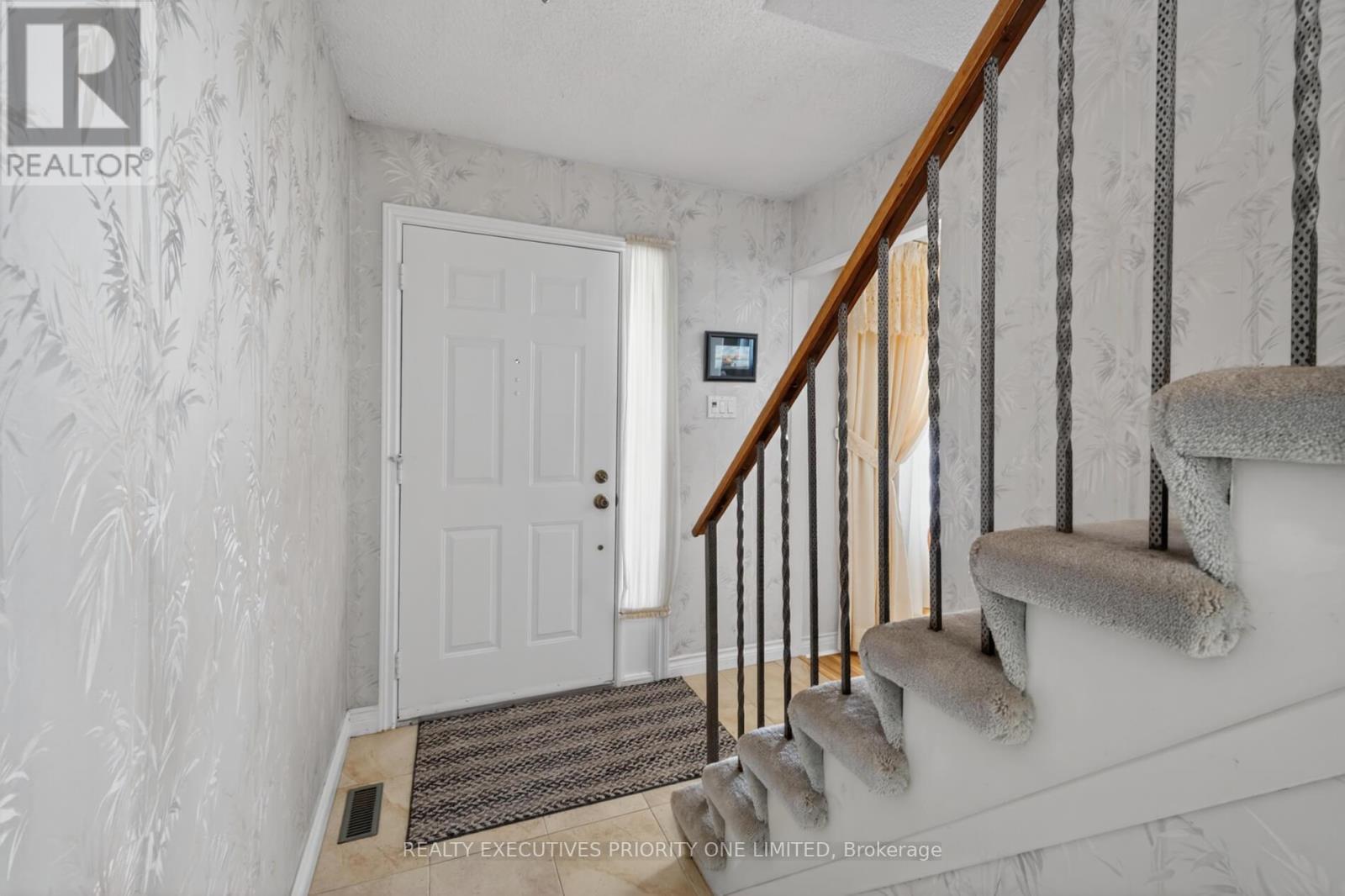 346 Darlington Crescent, Newmarket, Ontario  L3Y 6N4 - Photo 4 - N12975596