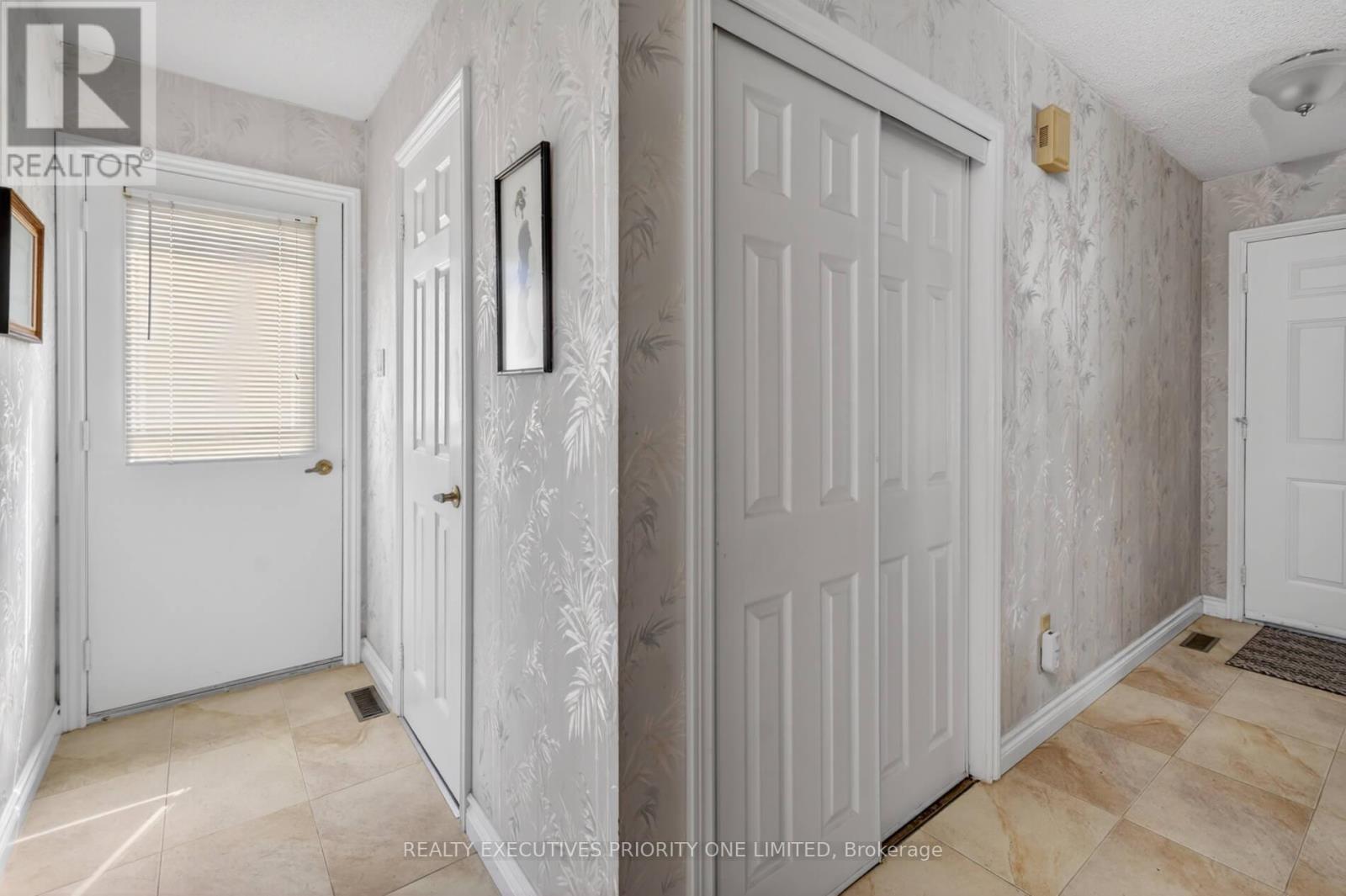 346 Darlington Crescent, Newmarket, Ontario  L3Y 6N4 - Photo 5 - N12975596