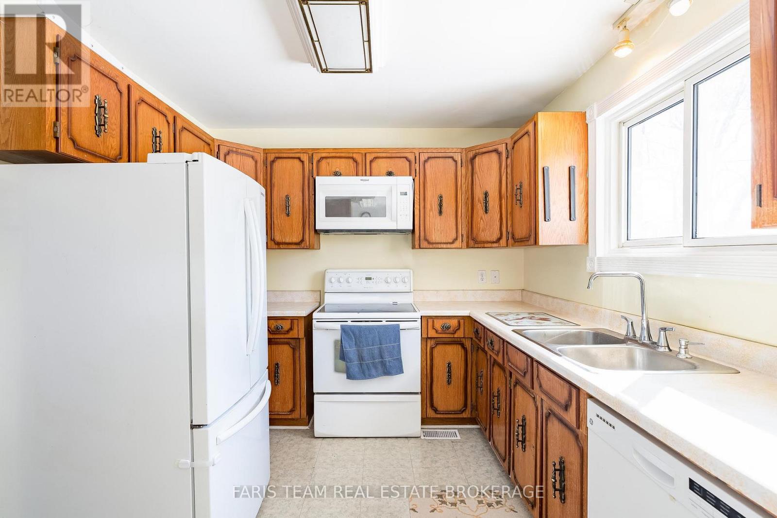 706 James Street, Innisfil, Ontario  L9S 2G7 - Photo 5 - N12975764