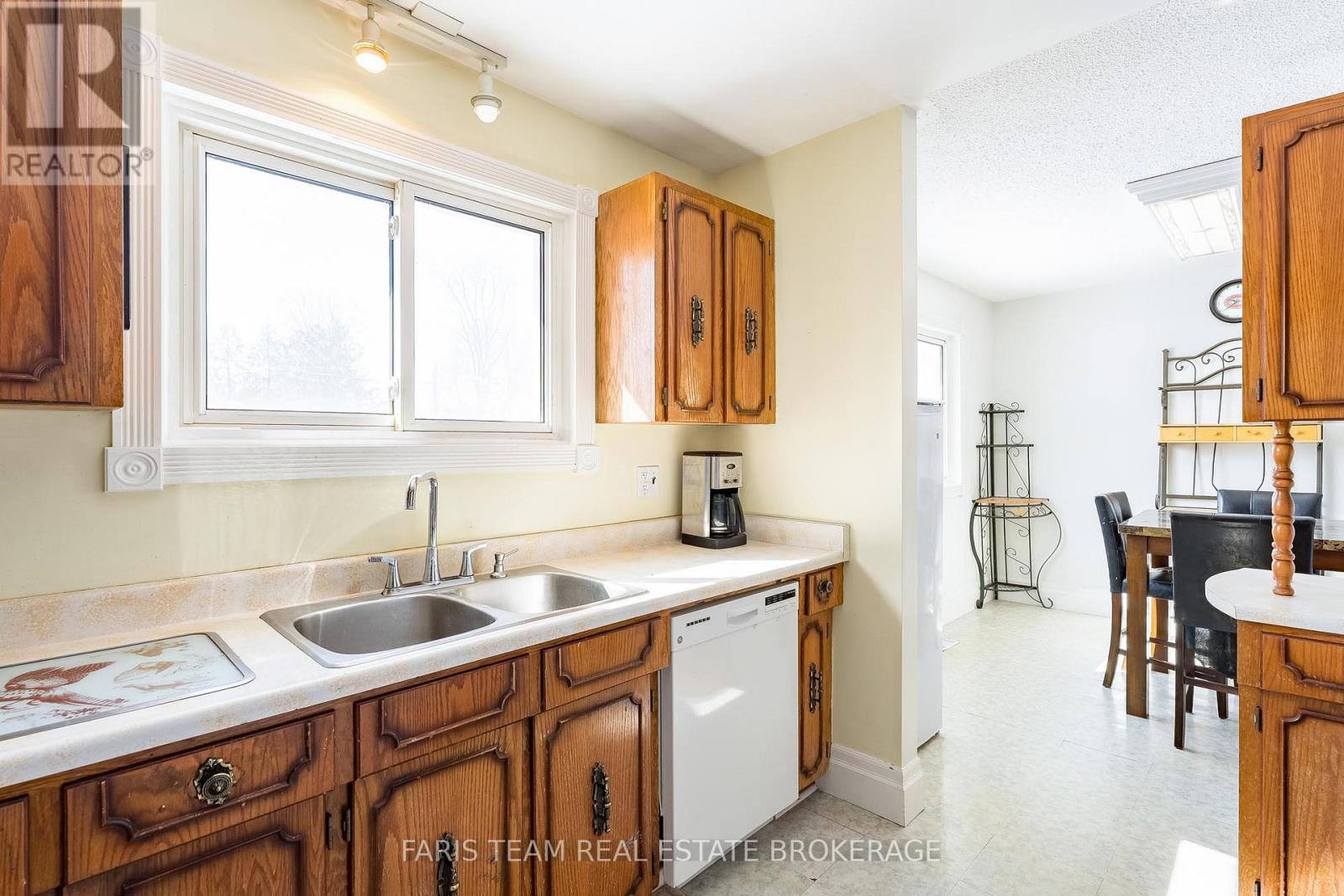 706 James Street, Innisfil, Ontario  L9S 2G7 - Photo 7 - N12975764