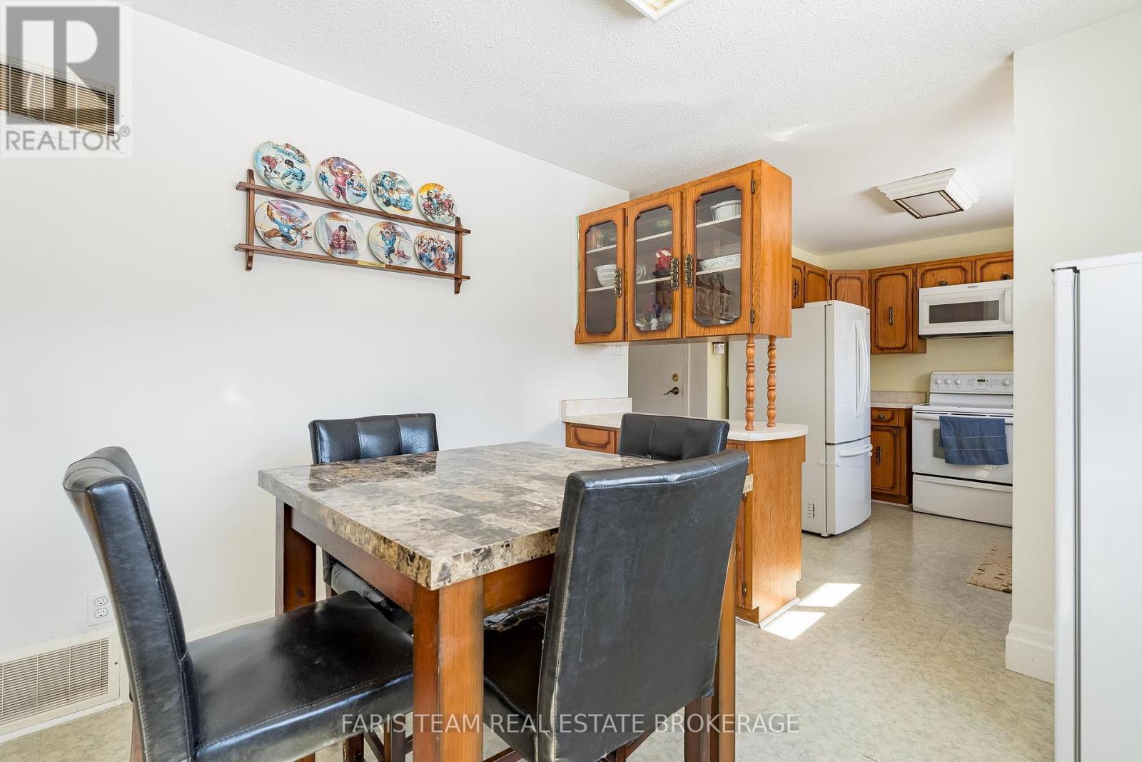 706 James Street, Innisfil, Ontario  L9S 2G7 - Photo 9 - N12975764