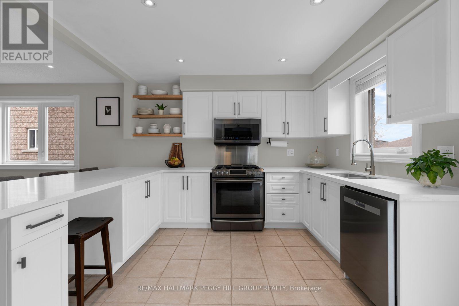 64 Bird Street, Barrie, Ontario  L4N 0X3 - Photo 3 - S12975436