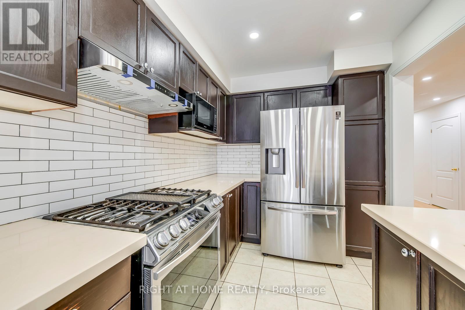 15 Eagle Trace Drive, Brampton, Ontario  L6R 0M3 - Photo 10 - W12873314