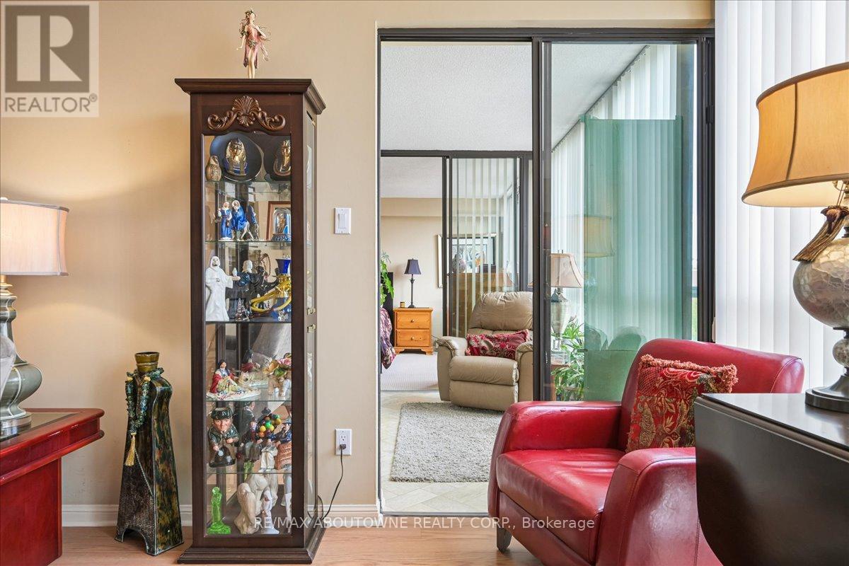 605 - 1240 Marlborough Court, Oakville, Ontario  L6H 3K7 - Photo 10 - W12975378