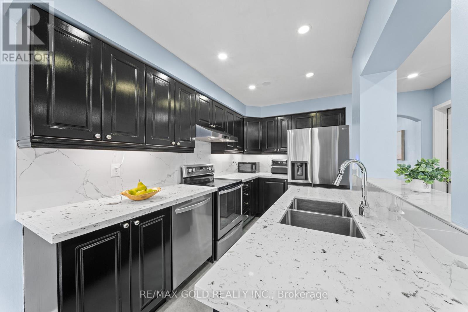 95 Herdwick Street, Brampton, Ontario  L6S 6L7 - Photo 20 - W12975472