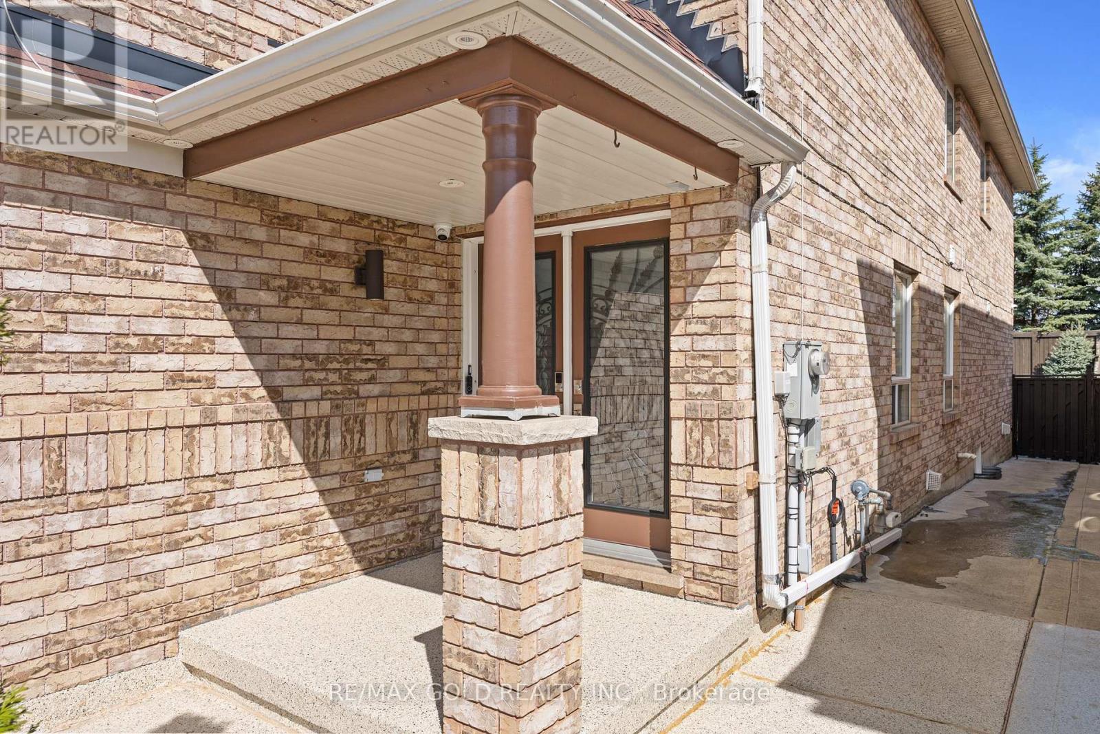 95 Herdwick Street, Brampton, Ontario  L6S 6L7 - Photo 4 - W12975472