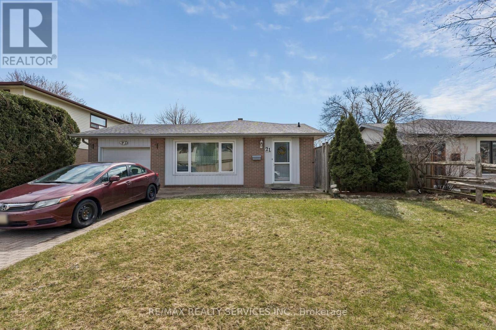 21 Willis Drive, Brampton, Ontario  L6W 1A8 - Photo 2 - W12975496