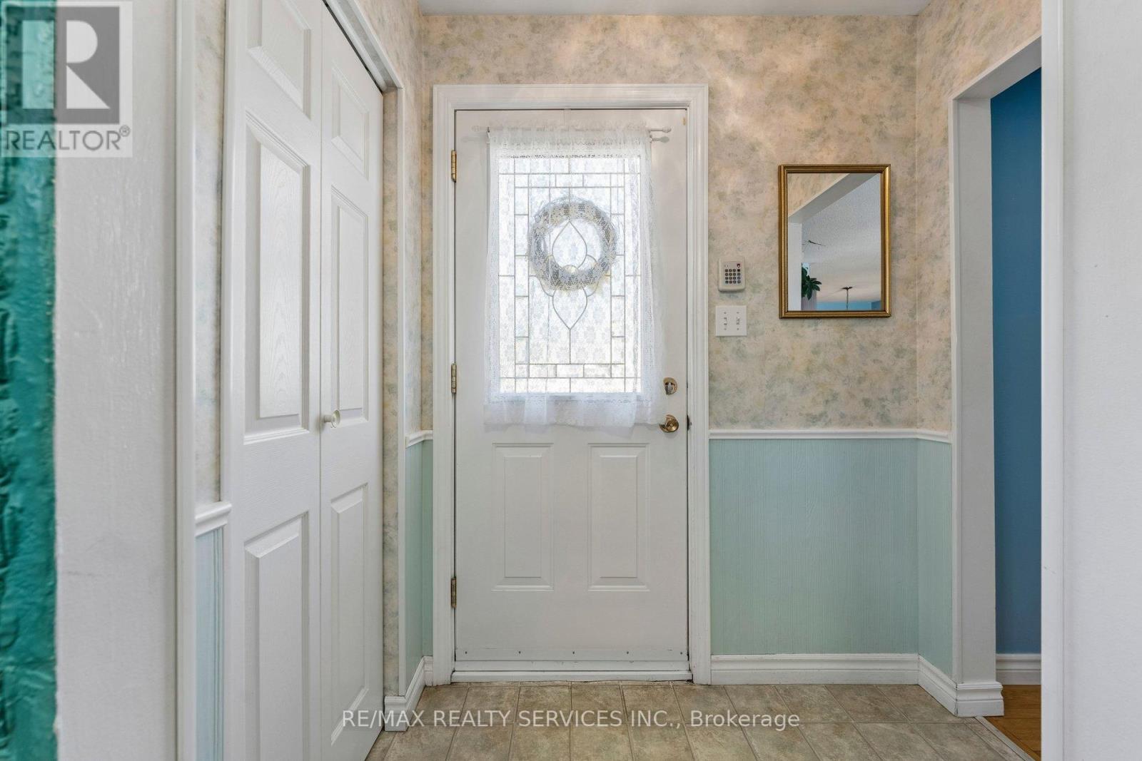 21 Willis Drive, Brampton, Ontario  L6W 1A8 - Photo 5 - W12975496