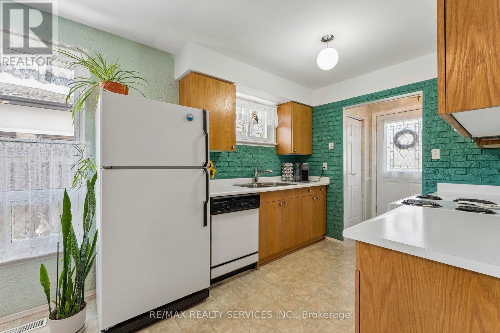 21 Willis Drive, Brampton, Ontario  L6W 1A8 - Photo 8 - W12975496