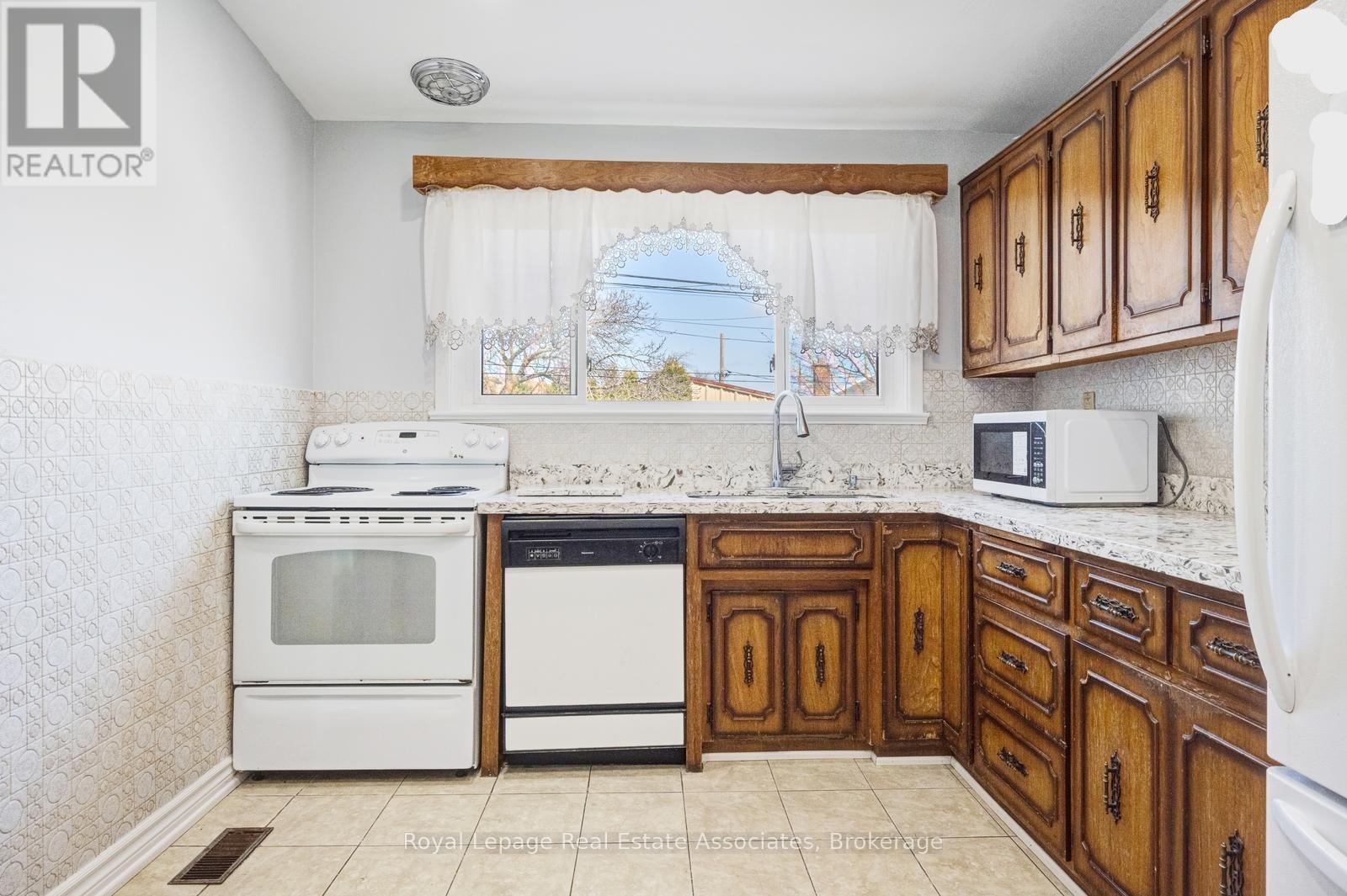 8 Caulfield Road, Toronto, Ontario  M9W 1W8 - Photo 12 - W12975512