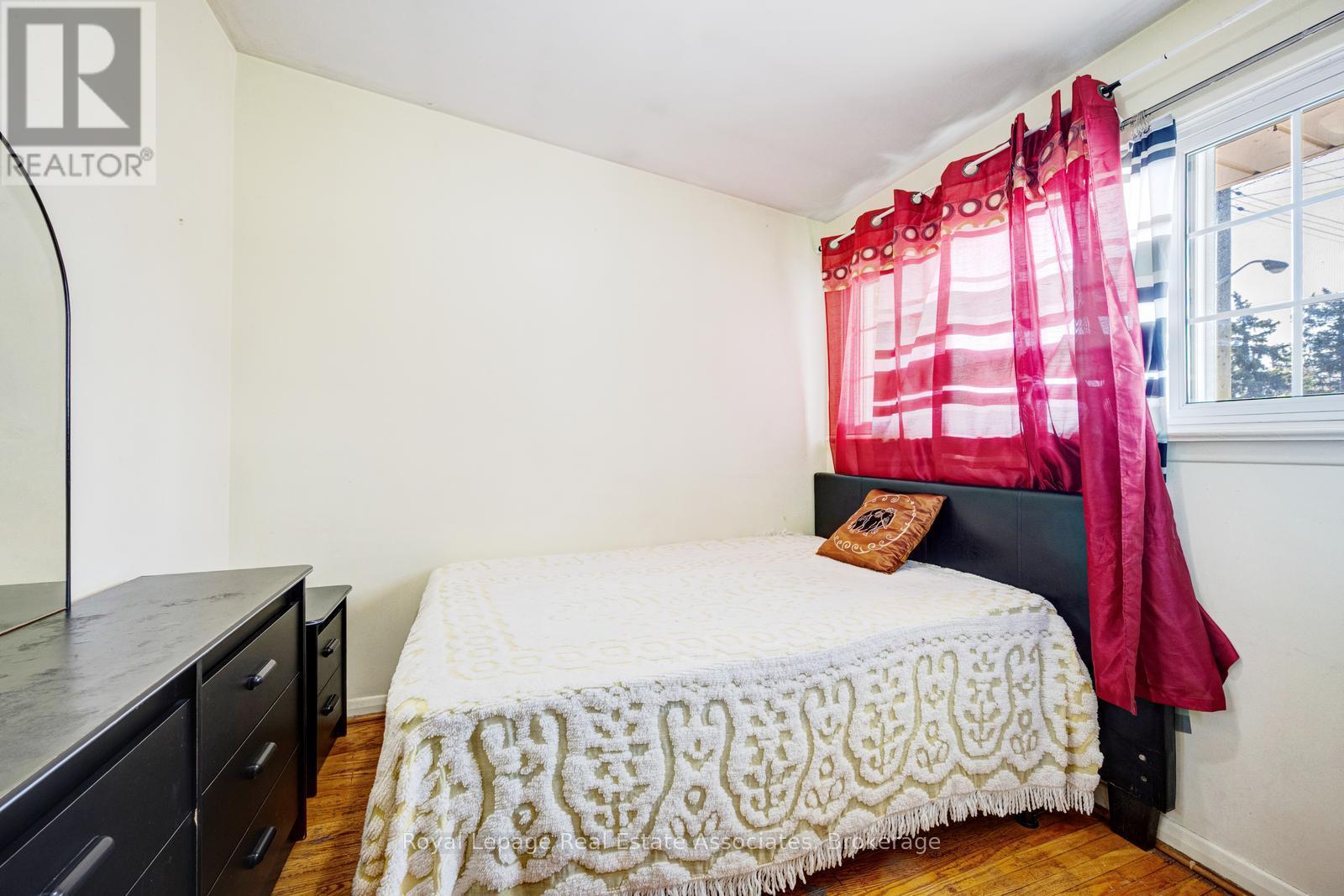 8 Caulfield Road, Toronto, Ontario  M9W 1W8 - Photo 16 - W12975512