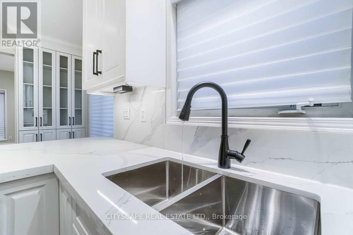 769 White Clover Way, Mississauga, Ontario  L5V 0C2 - Photo 15 - W12975522