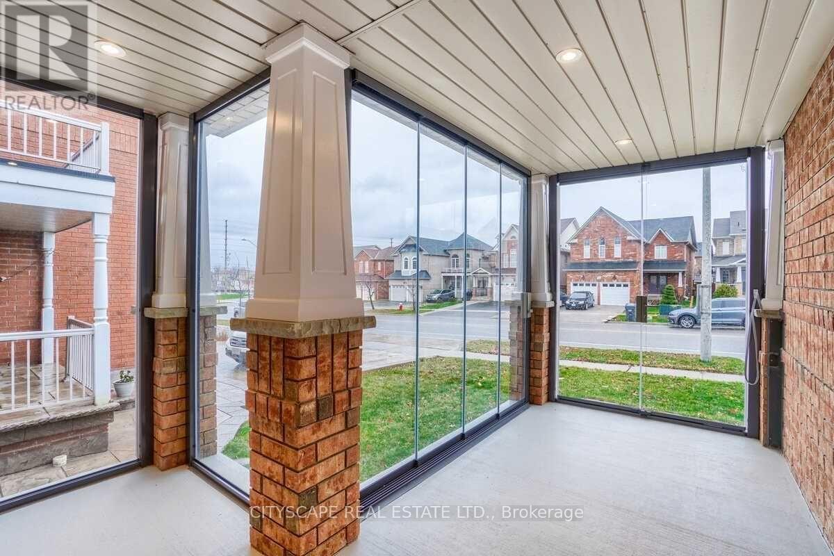 769 White Clover Way, Mississauga, Ontario  L5V 0C2 - Photo 4 - W12975522