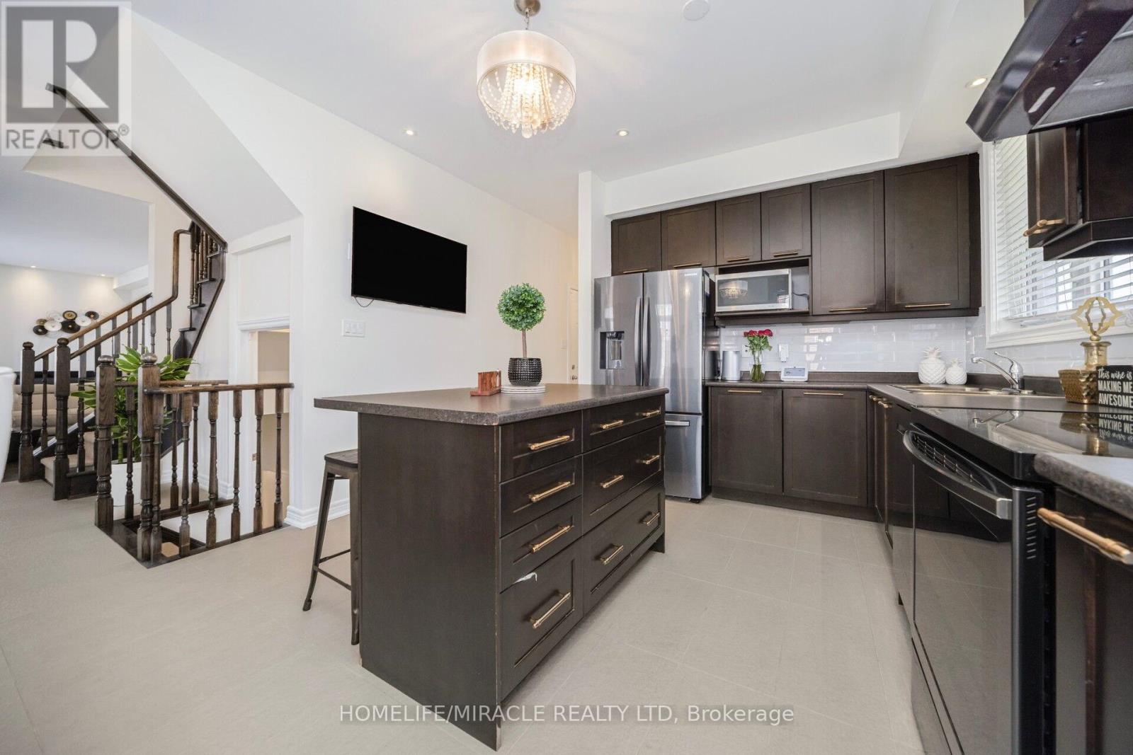 2 Aspen Hills Road, Brampton, Ontario  L6Y 6E3 - Photo 13 - W12975542