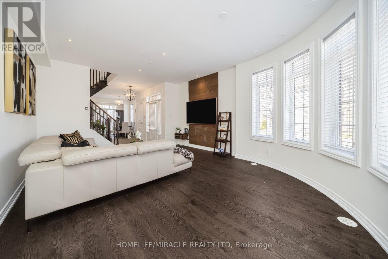 2 Aspen Hills Road, Brampton, Ontario  L6Y 6E3 - Photo 7 - W12975542