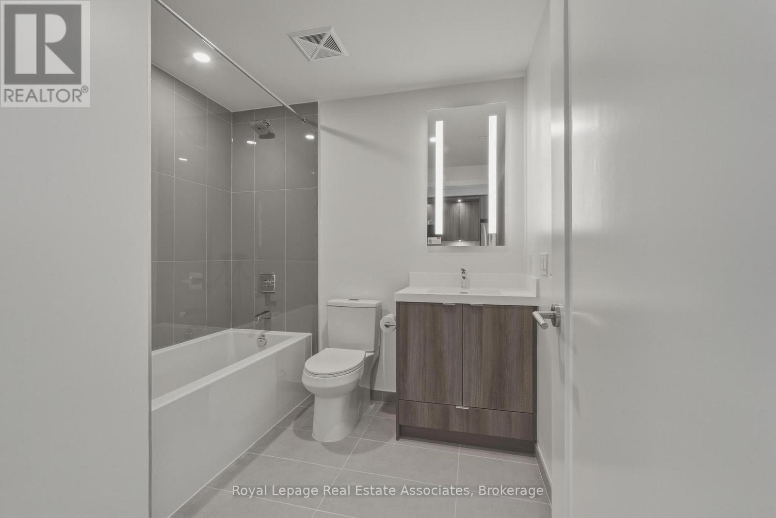 1501 - 60 Central Park Roadway, Toronto, Ontario  M9A 3K1 - Photo 10 - W12975554