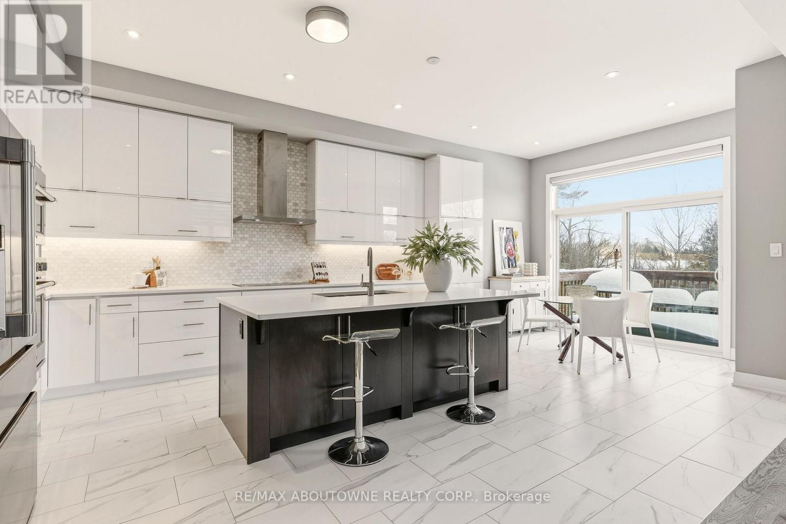 1456 Ford Strathy Crescent, Oakville, Ontario  L6H 3W9 - Photo 10 - W12975570