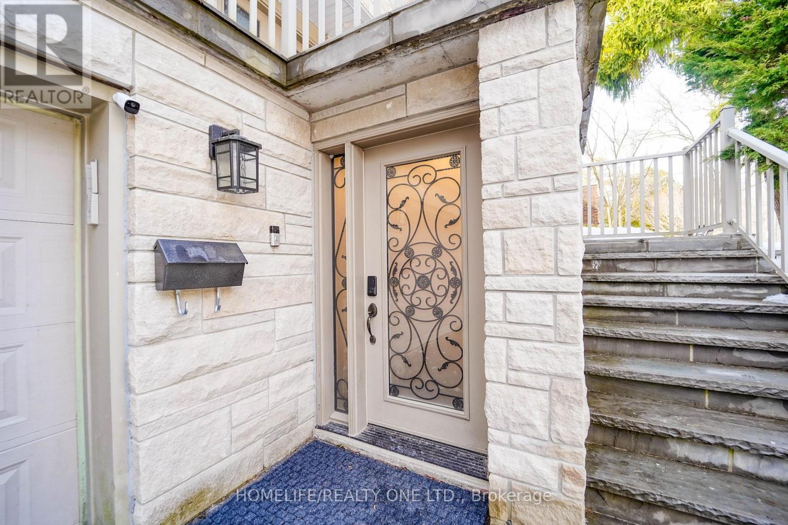 31 Bearwood Drive, Toronto, Ontario  M9A 4G5 - Photo 4 - W12975692