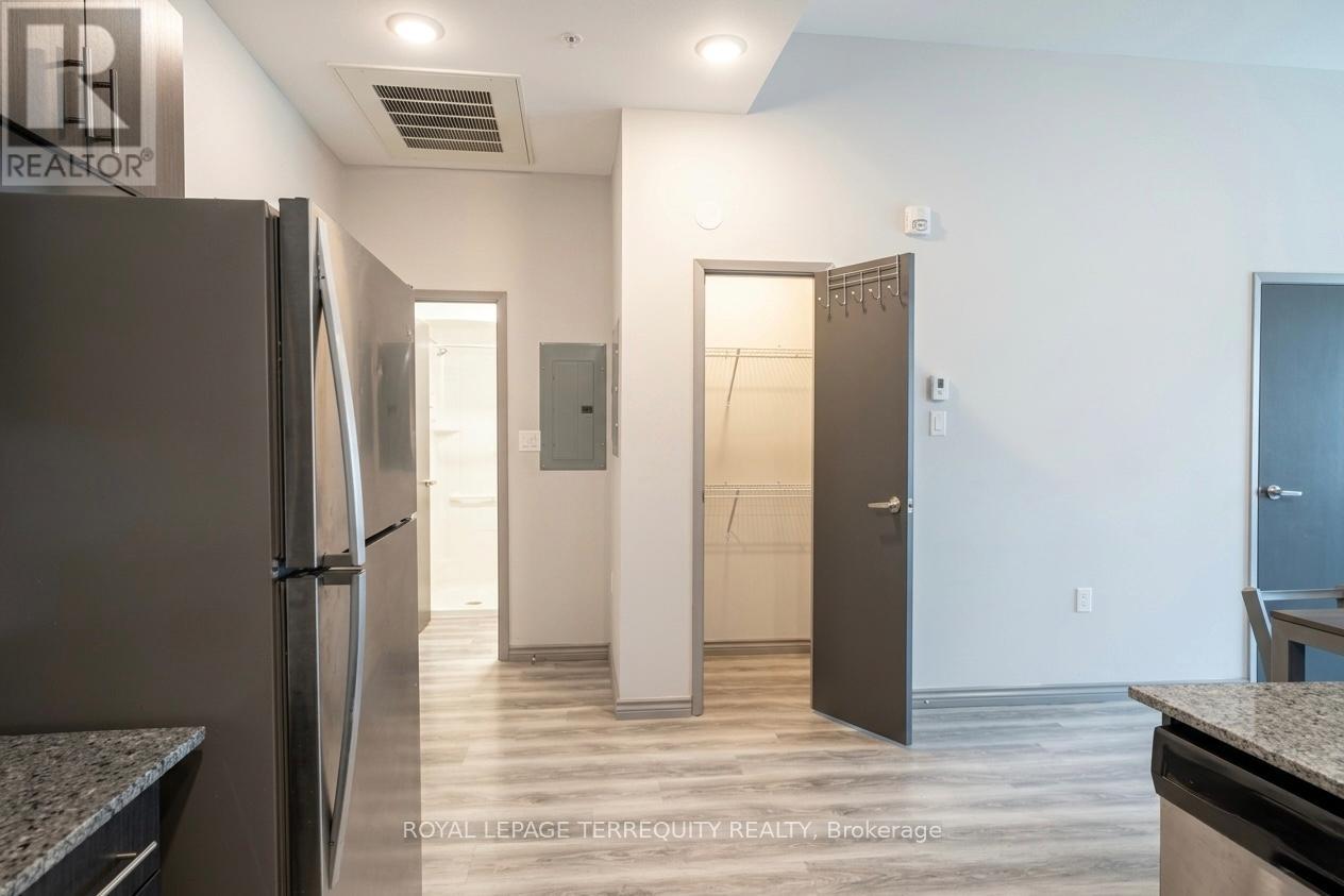 F106 - 275 Larch Street, Waterloo, Ontario  N2L 0J5 - Photo 17 - X12975394