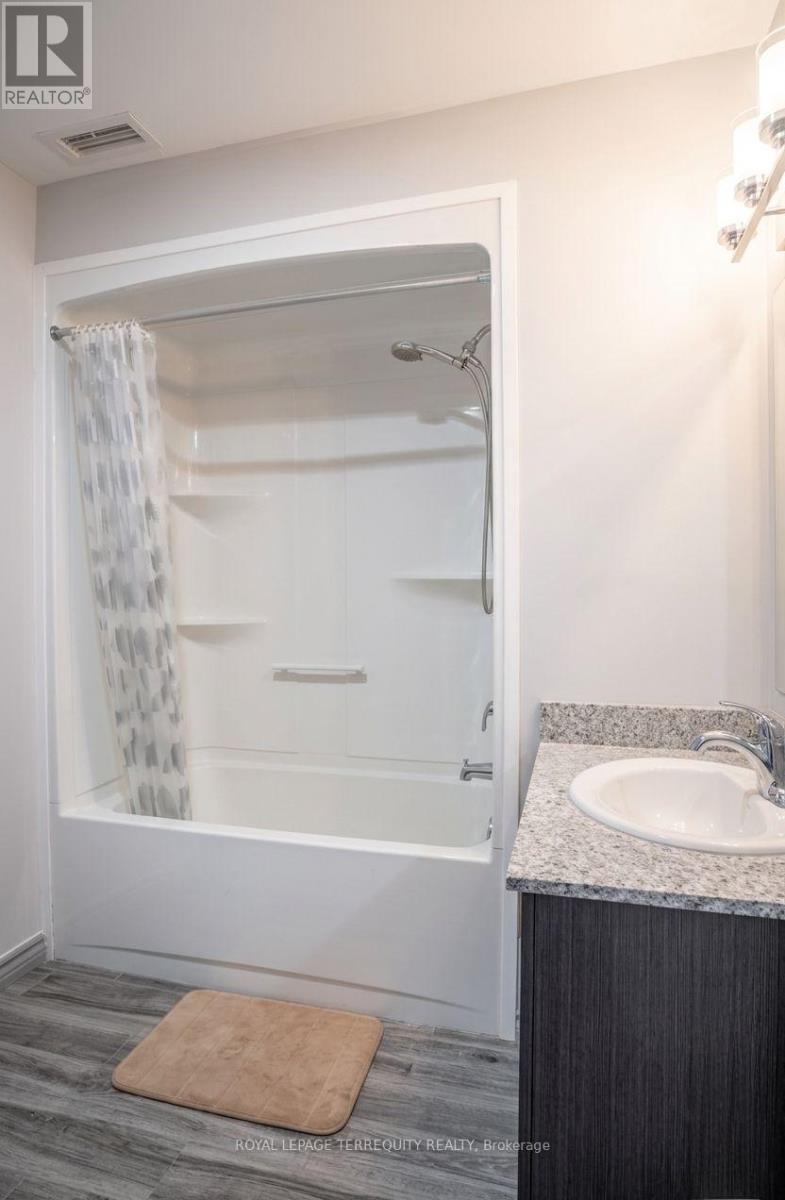 F106 - 275 Larch Street, Waterloo, Ontario  N2L 0J5 - Photo 9 - X12975394