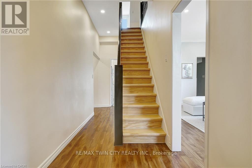 12 Murdoch Street, Cambridge, Ontario  N1R 4H4 - Photo 3 - X12975770