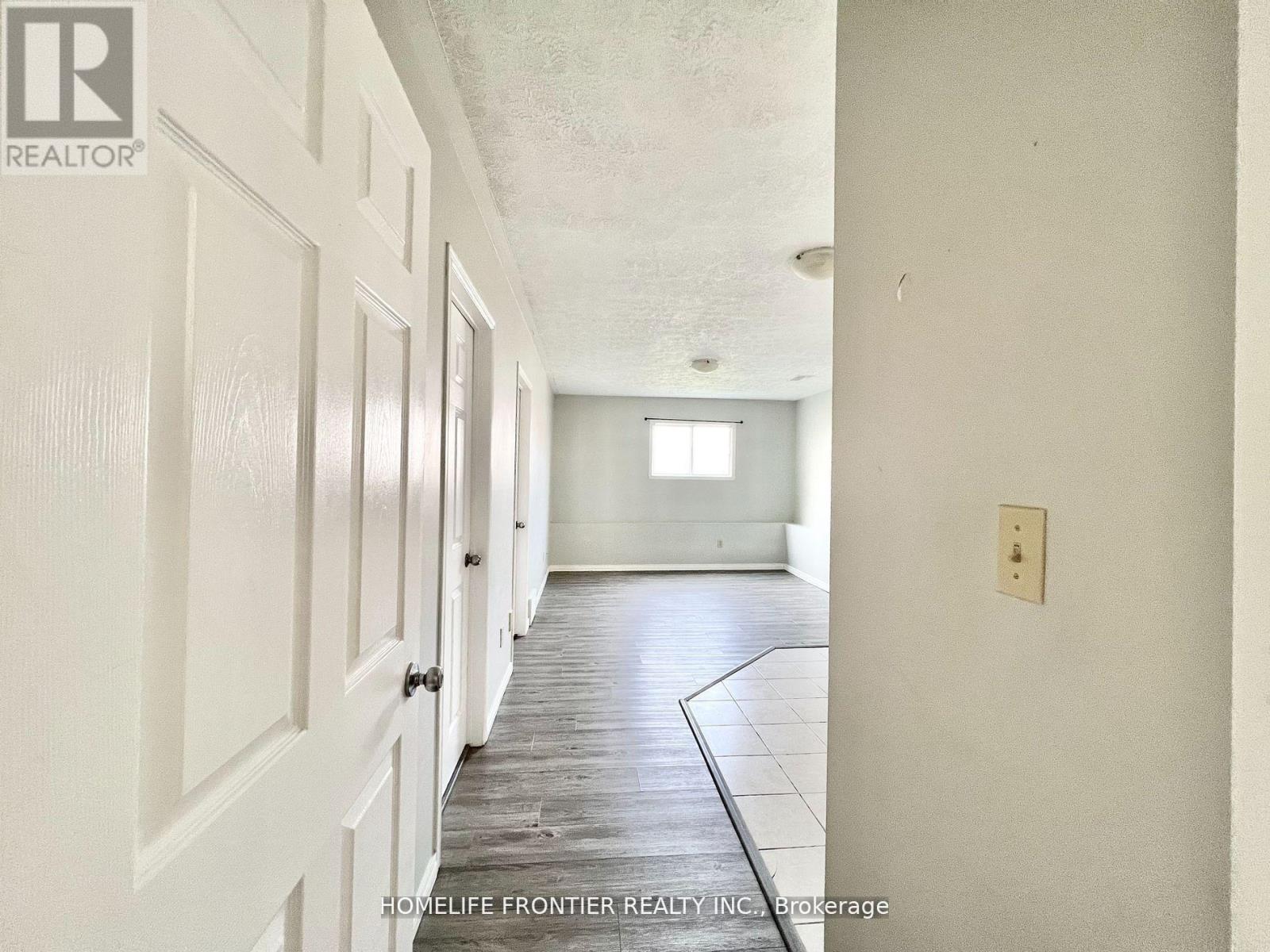 Lower - 480 Southworth Street S, Welland (Lincoln/crowland), Ontario  L3B 1Z9 - Photo 2 - X12924712