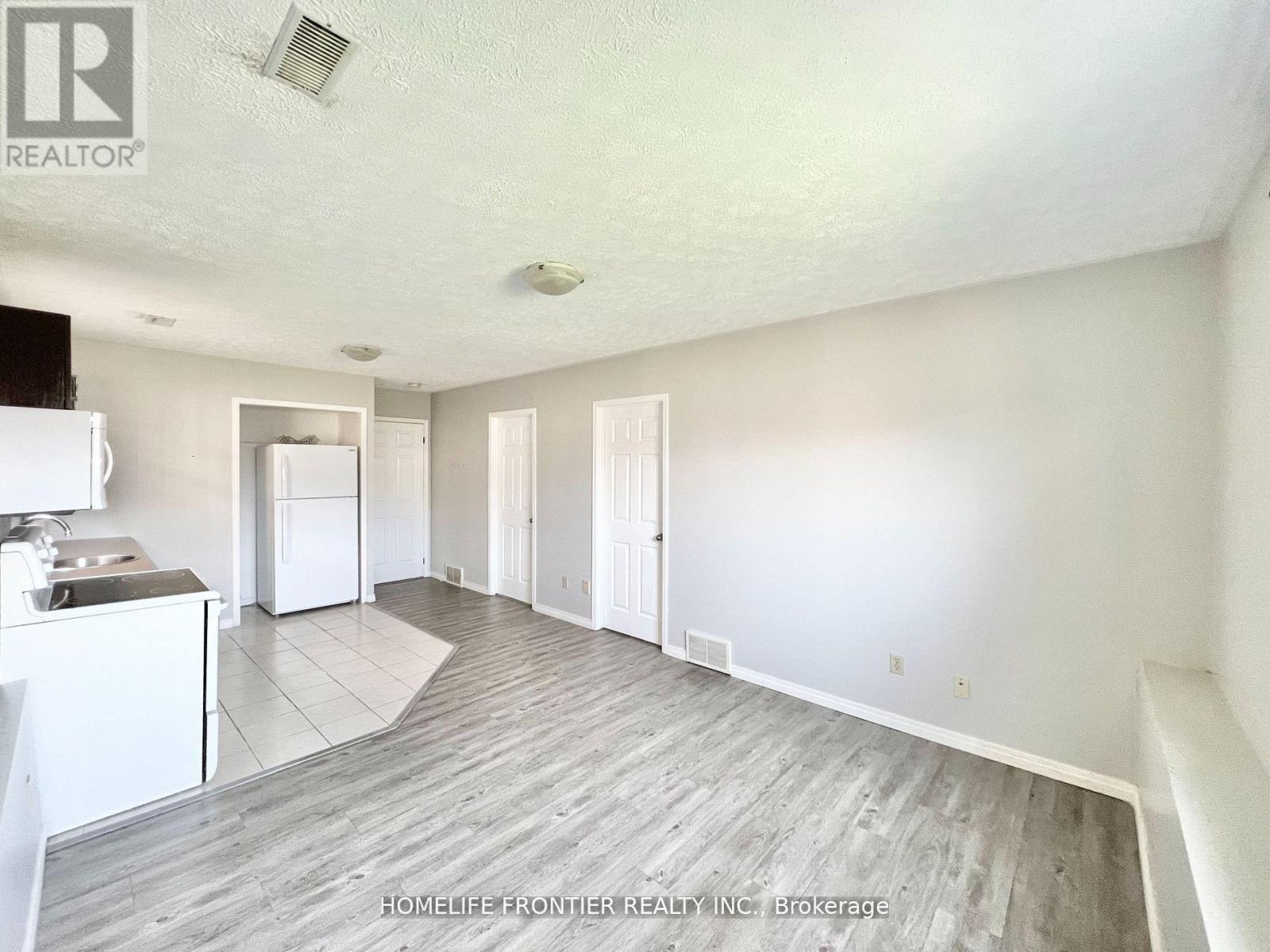 Lower - 480 Southworth Street S, Welland (Lincoln/crowland), Ontario  L3B 1Z9 - Photo 6 - X12924712