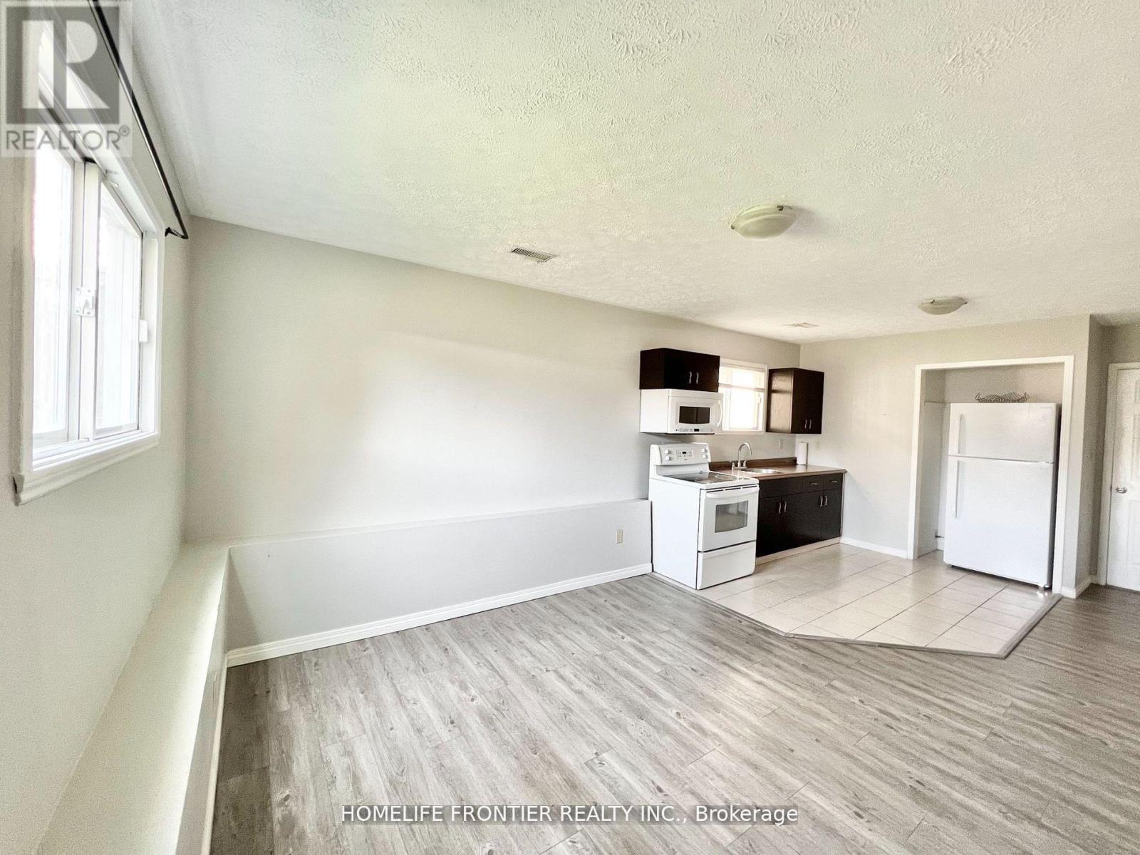 Lower - 480 Southworth Street S, Welland (Lincoln/crowland), Ontario  L3B 1Z9 - Photo 7 - X12924712