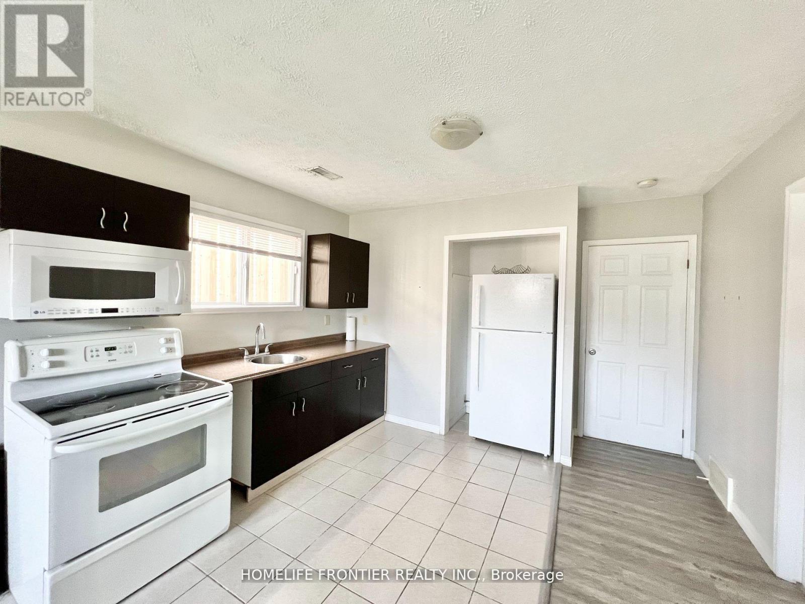 Lower - 480 Southworth Street S, Welland (Lincoln/crowland), Ontario  L3B 1Z9 - Photo 8 - X12924712