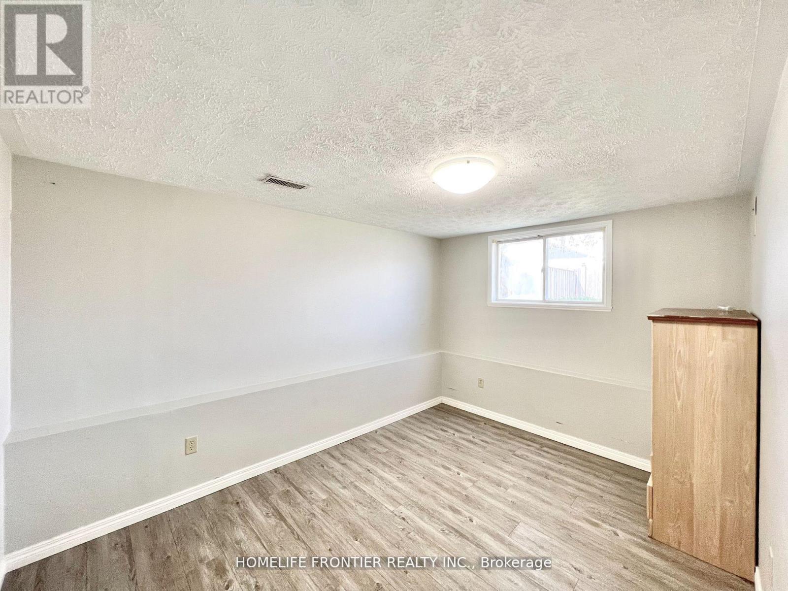 Lower - 480 Southworth Street S, Welland (Lincoln/crowland), Ontario  L3B 1Z9 - Photo 4 - X12924712