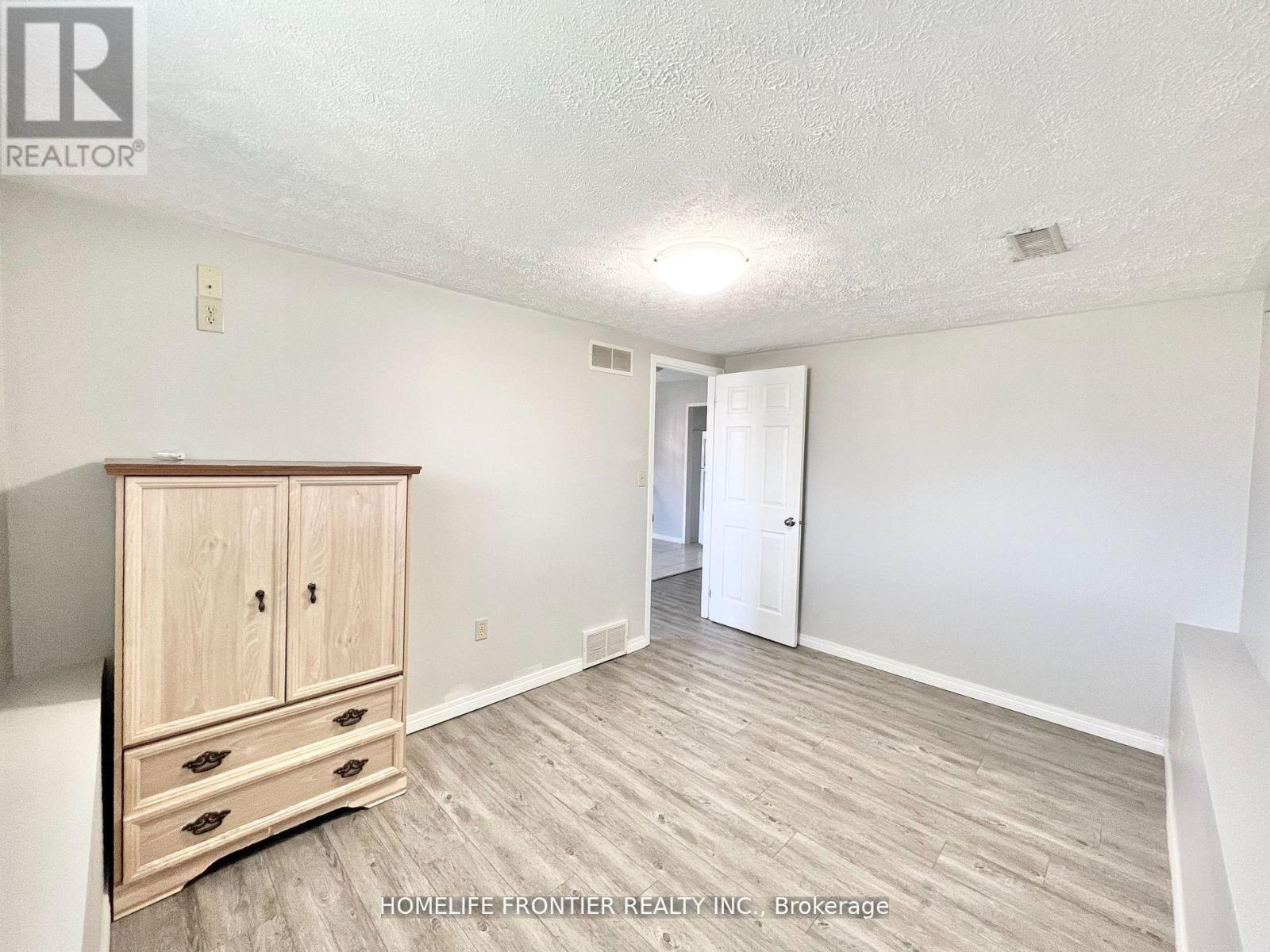 Lower - 480 Southworth Street S, Welland (Lincoln/crowland), Ontario  L3B 1Z9 - Photo 5 - X12924712