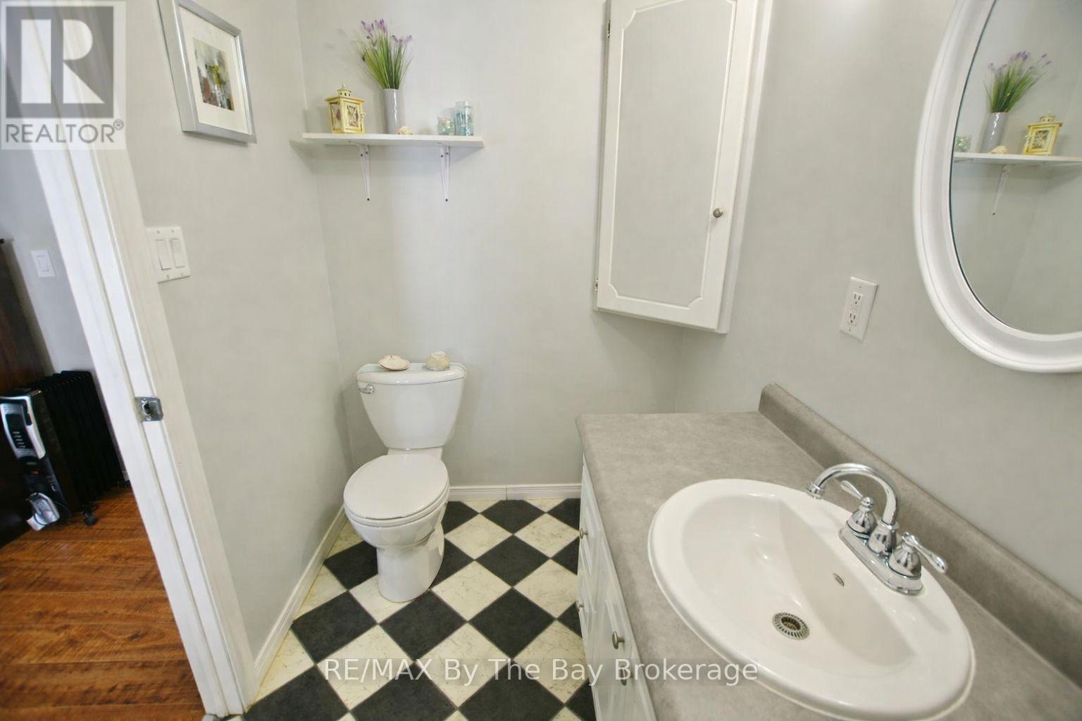 1 Golf Avenue, Wasaga Beach, Ontario  L9Z 1K2 - Photo 14 - S12976030