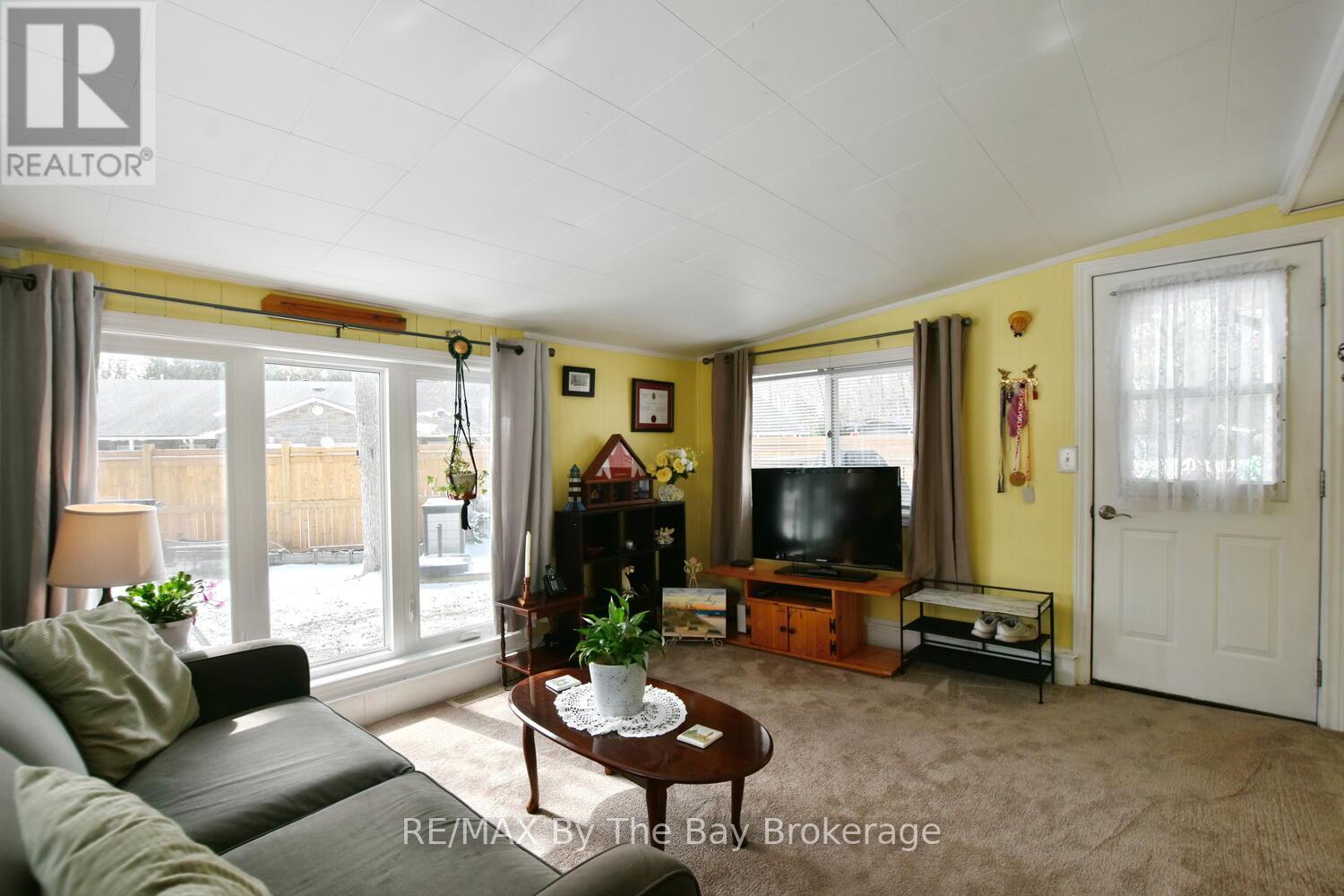 1 Golf Avenue, Wasaga Beach, Ontario  L9Z 1K2 - Photo 16 - S12976030