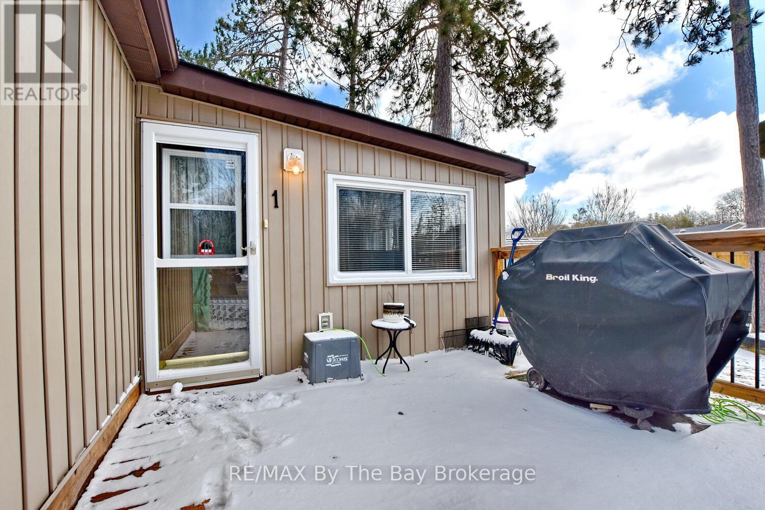 1 Golf Avenue, Wasaga Beach, Ontario  L9Z 1K2 - Photo 18 - S12976030