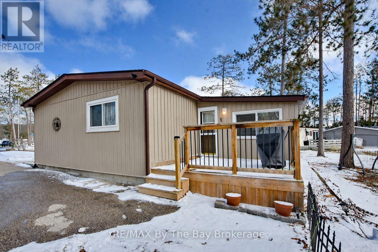 1 Golf Avenue, Wasaga Beach, Ontario  L9Z 1K2 - Photo 19 - S12976030