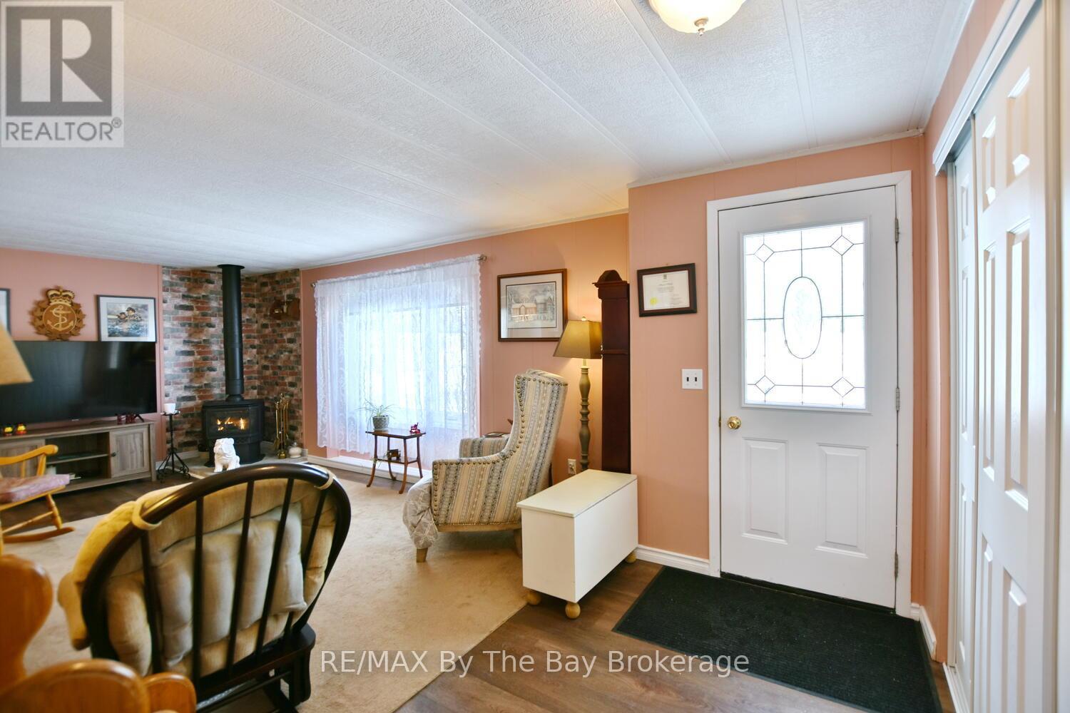 1 Golf Avenue, Wasaga Beach, Ontario  L9Z 1K2 - Photo 3 - S12976030